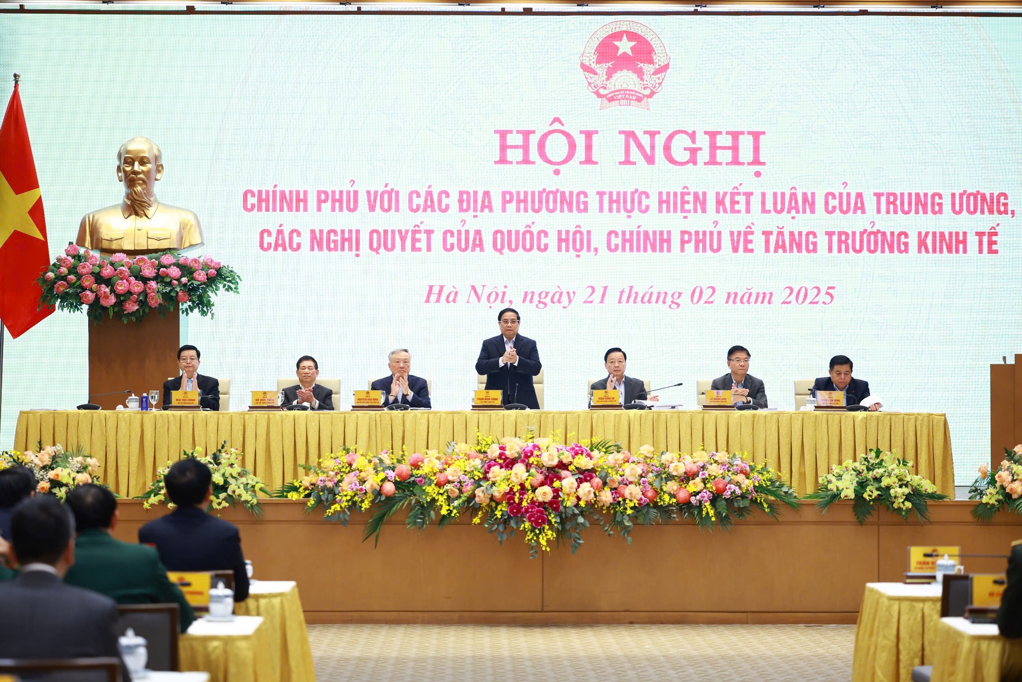 Thủ tướng Phạm Minh Chính và các Phó Thủ tướng Chính phủ chủ trì hội nghị. Ảnh: Báo Chính phủ.