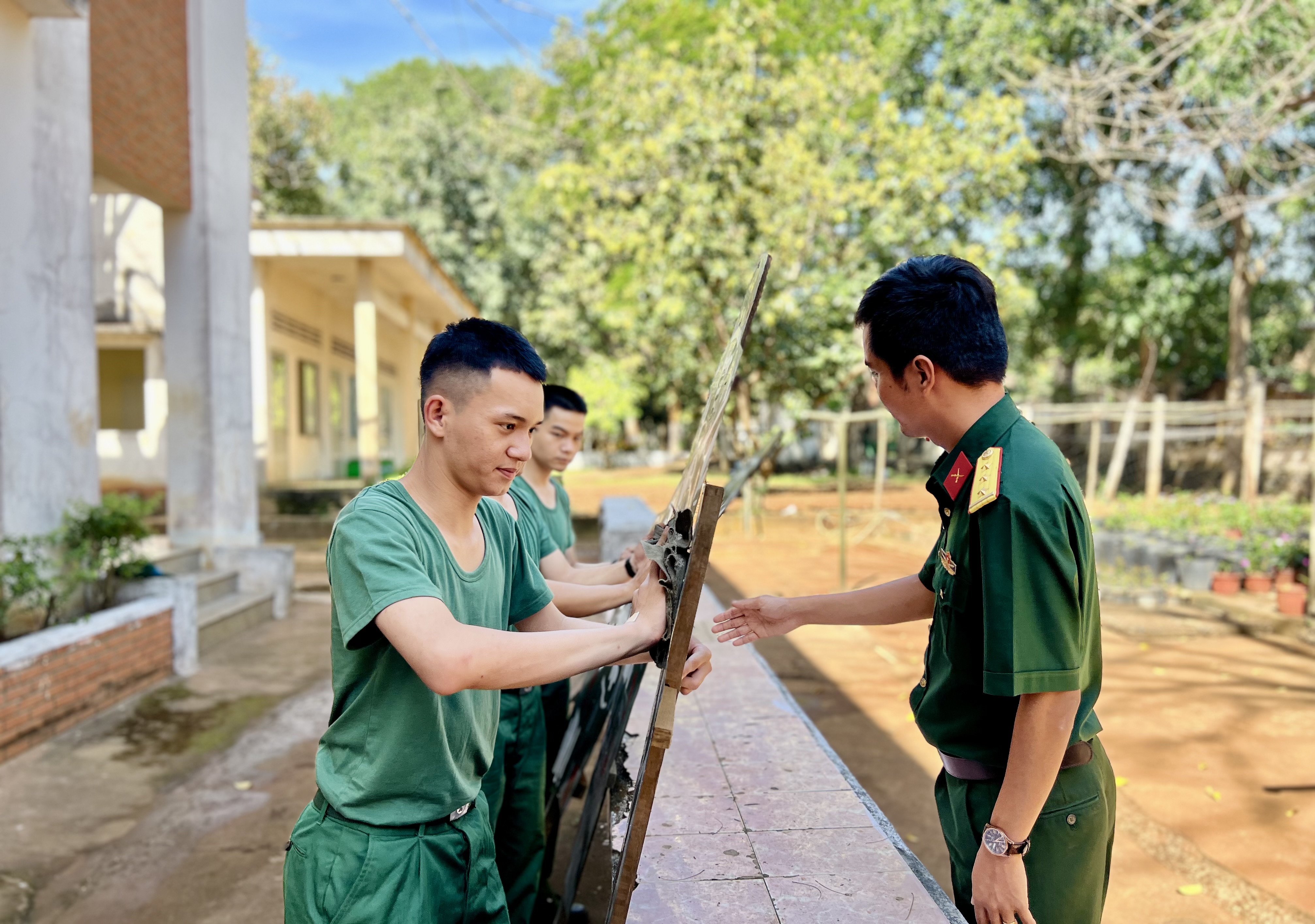 Cán bộ, chiến sĩ Tiểu đoàn 500, Trung đoàn Minh Đạm củng cố vật chất huấn luyện, sẵn sàng huấn luyện CSM.
