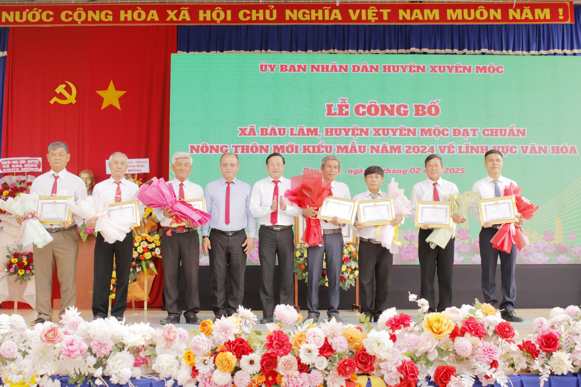 Đại diện huyện Xuyên Mộc tặng giấy khen cho các tập thể có thành tích xuất sắc trong xây dựng NTM kiểu mẫu trên địa bàn xã Bàu Lâm.
