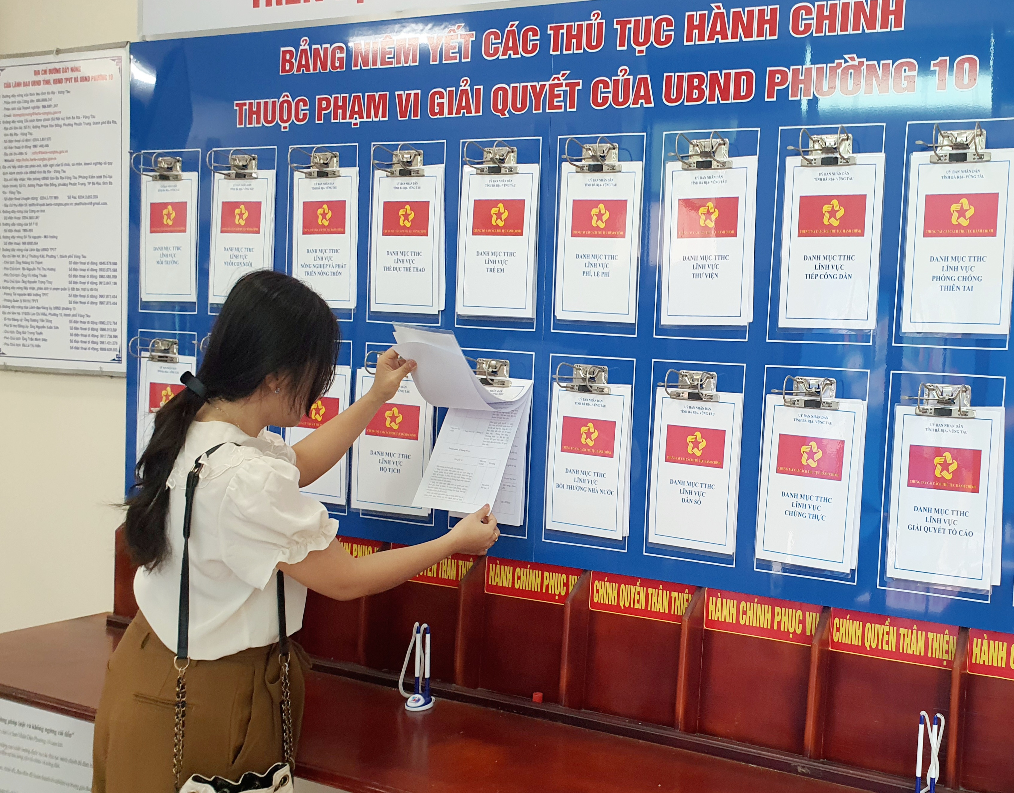 Người dân tìm hiểu các VBQPPL được niêm yết tại UBND phường 10  (TP.Vũng Tàu).