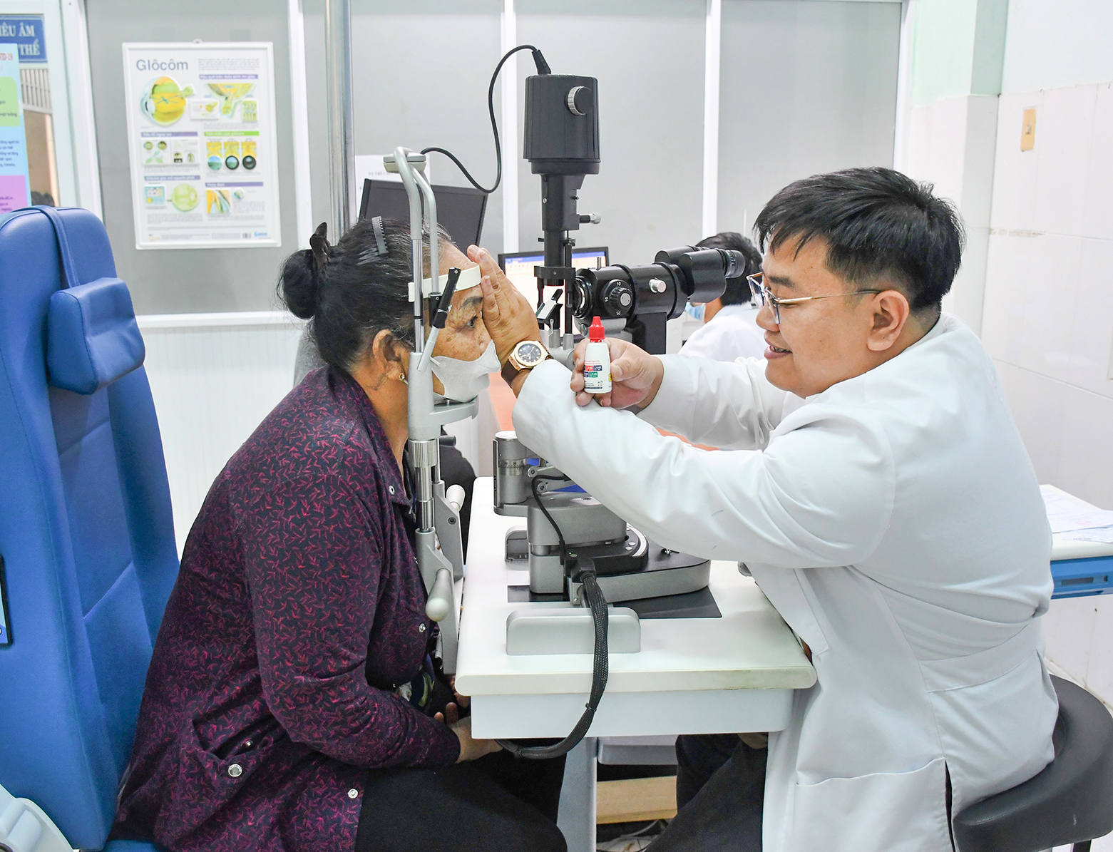Bác sĩ Nguyễn Hoàng Tùng (Trưởng Khoa Khám bệnh - Cấp cứu, Bệnh viện Mắt tỉnh) khám bệnh  cho người dân.