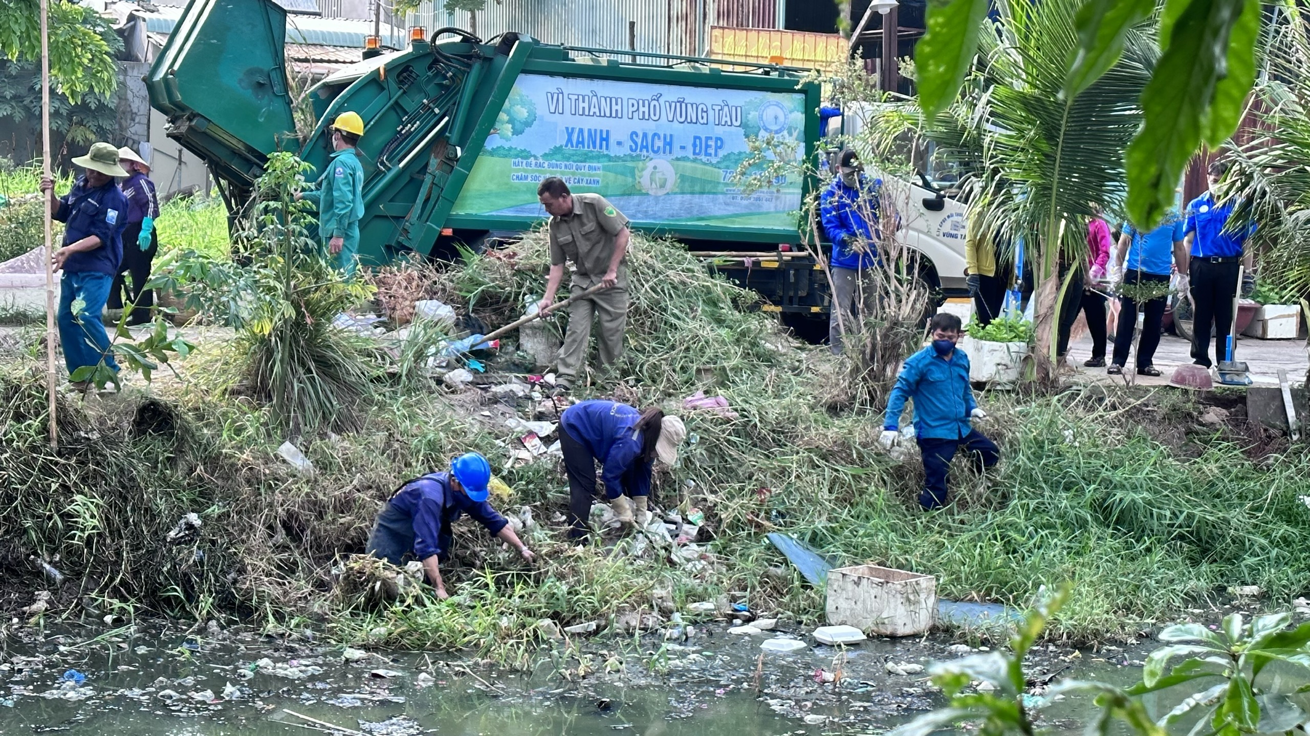 Mặc dù các địa phương đã chủ động vớt rác nhưng tuyến kênh thoát nước chính TP. Vũng Tàu vẫn bị tắc nghẽn do năm 2024 không được khơi thông, nạp vét