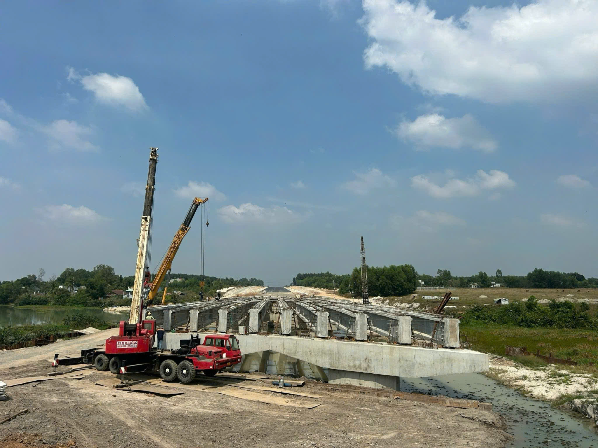 Thi công cầu Suối Nhum thuộc dự án đường cao tốc Biên Hòa-Vũng Tàu.