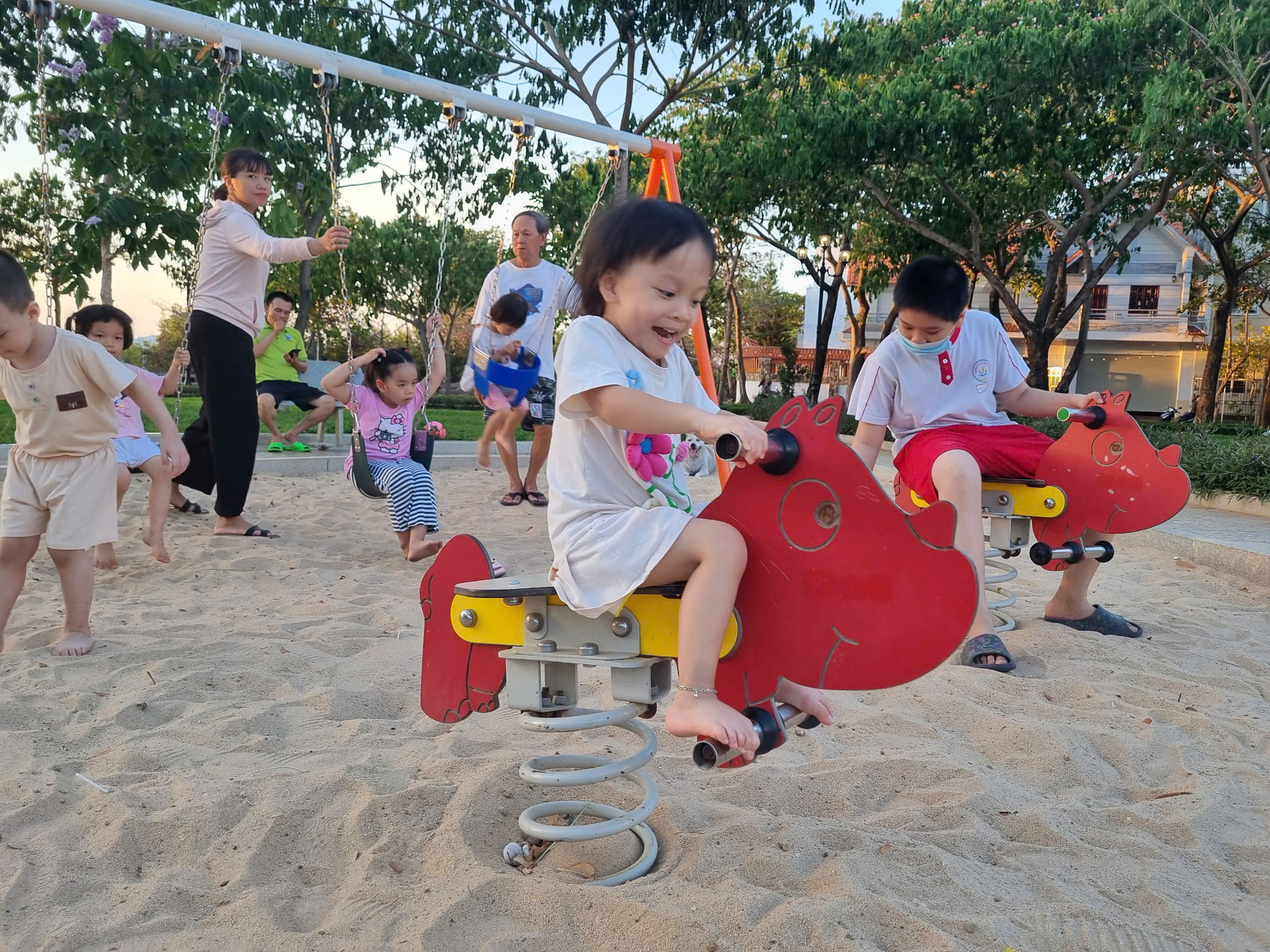 Trẻ em tại khu vui chơi công cộng phường 9, TP.Vũng Tàu.