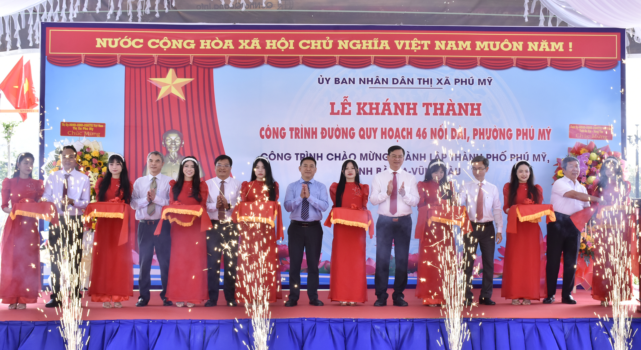 Lãnh đạo tỉnh và lãnh đạo TX.Phú Mỹ thực hiện nghi thức cắt băng khánh thành đường 46 nối dài. 