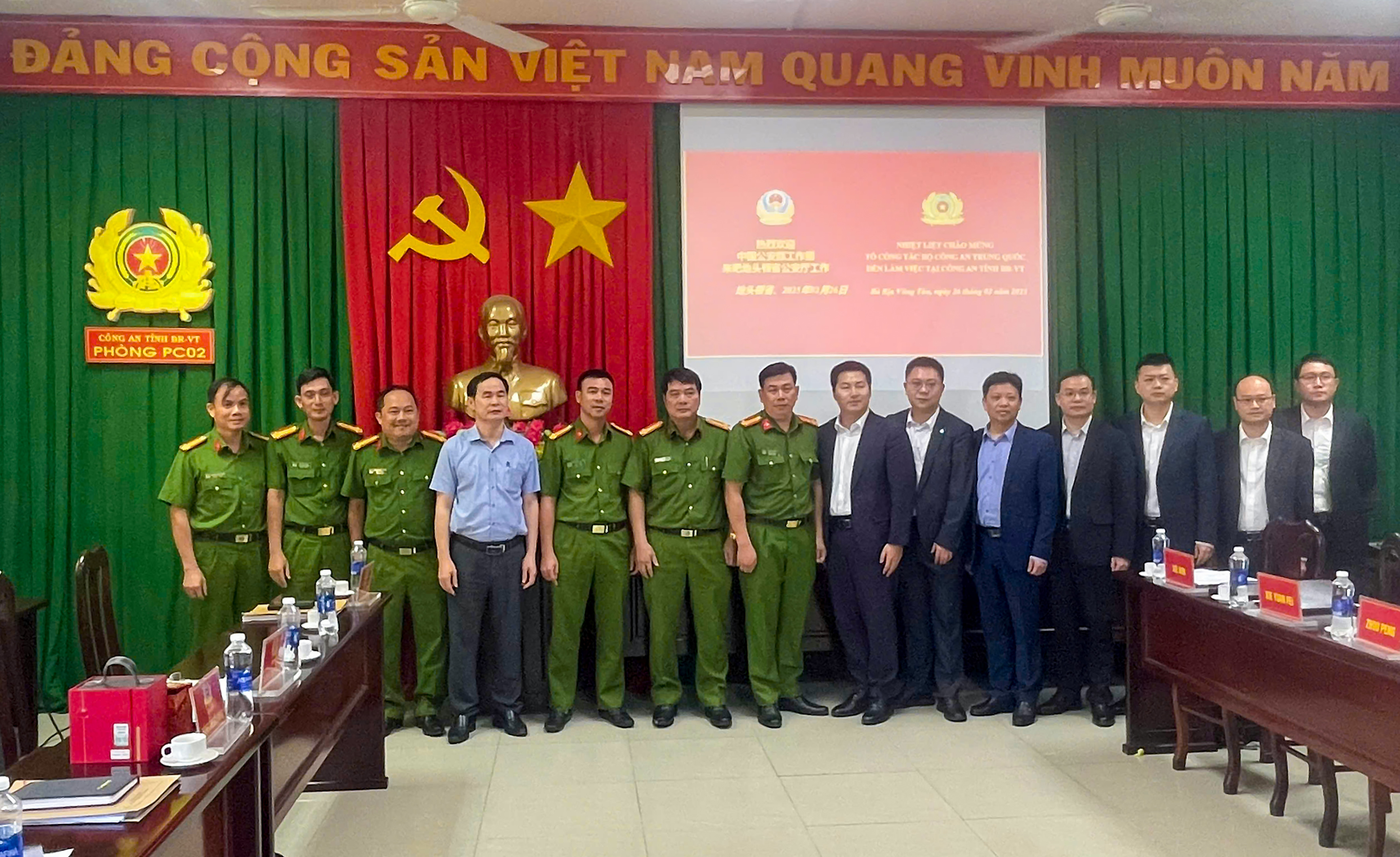 Lãnh đạo các đơn vị hai bên chụp hình lưu niệm nhân chuyến thăm và làm việc tại Bà Rịa-Vũng Tàu.