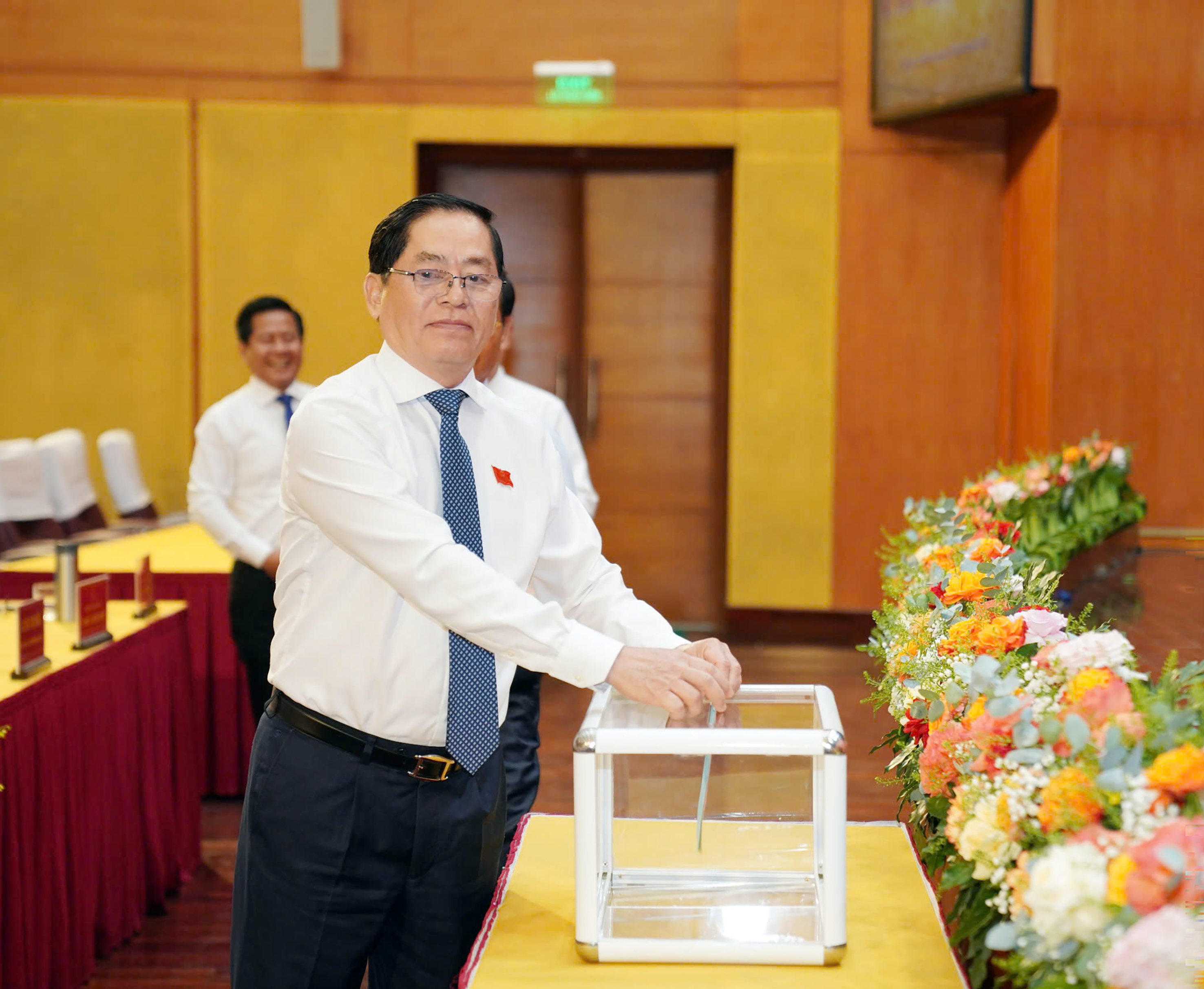 Đại biểu bỏ phiếu bầu Phó Chủ tịch HĐND tỉnh; Trưởng Ban Pháp chế và Trưởng Ban Văn hóa-Xã hội, HĐND tỉnh.