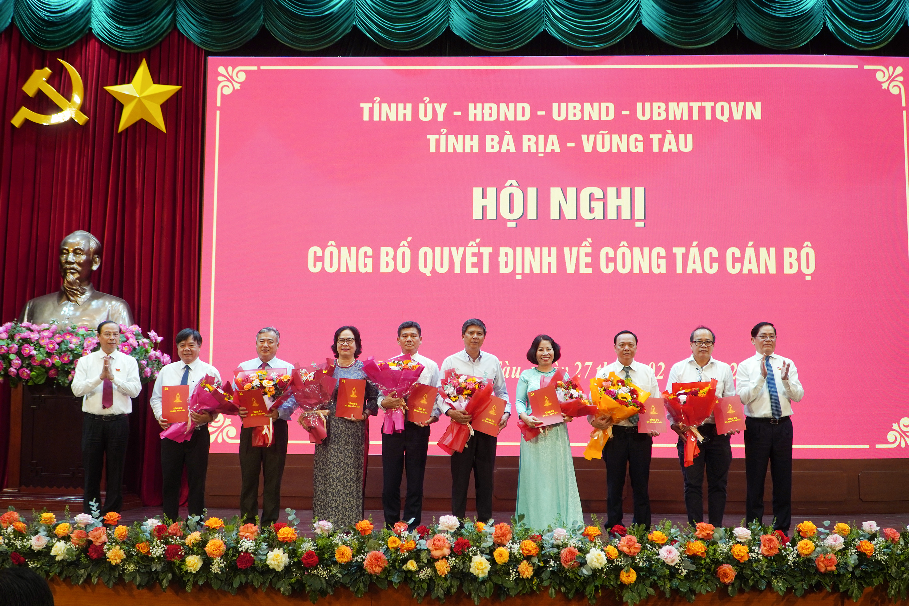 Ông Phạm Viết Thanh, Ủy viên Trung ương Đảng, Bí thư Tỉnh ủy, Chủ tịch HĐND tỉnh và ông Nguyễn Văn Thọ, Chủ tịch UBND tỉnh trao các quyết định 