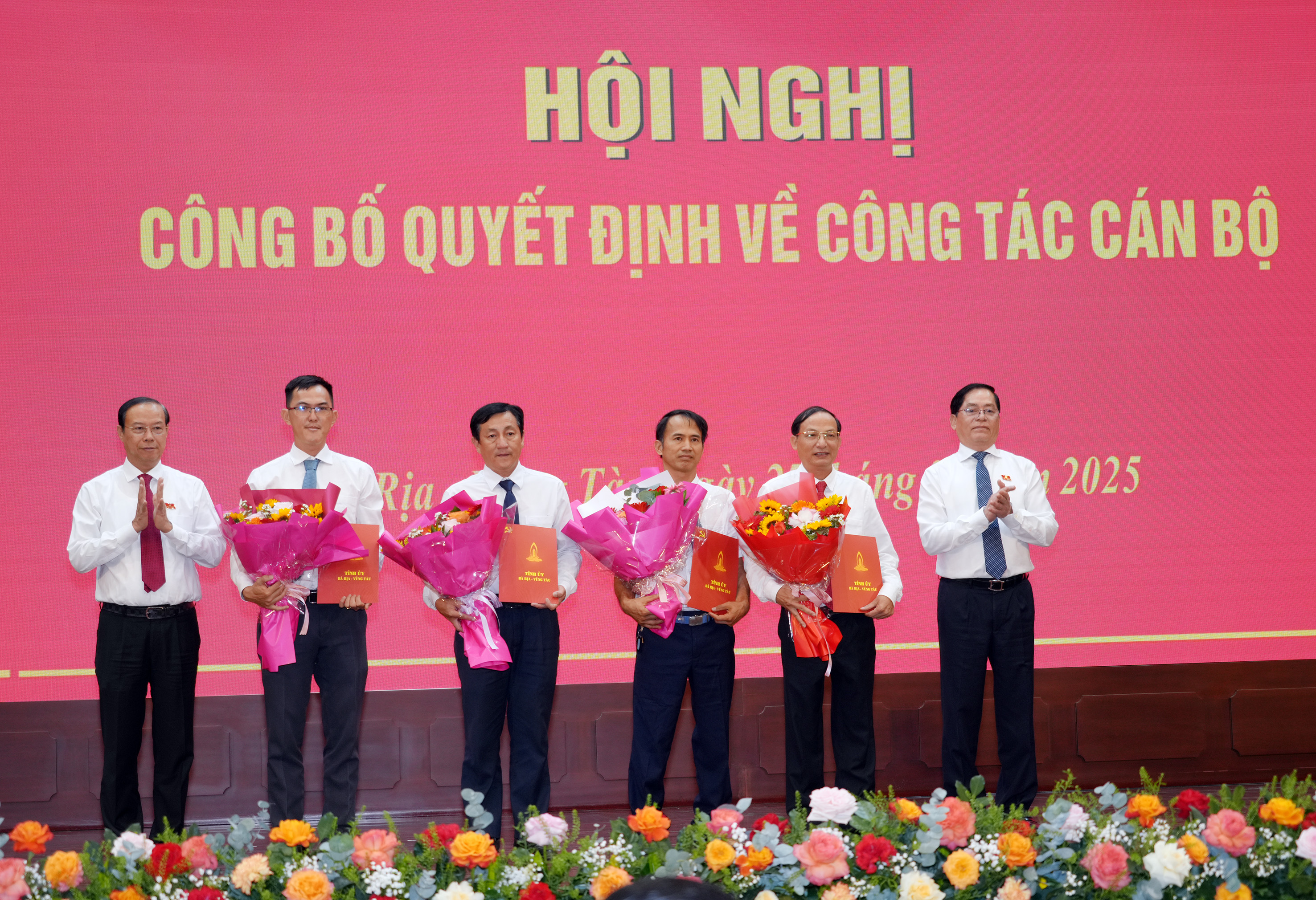 Lãnh đạo tỉnh các trao quyết định cho lãnh đạo Ban Quản lý Dự án Giao thông Khu vực và chuyên ngành Nông nghiệp tỉnh.