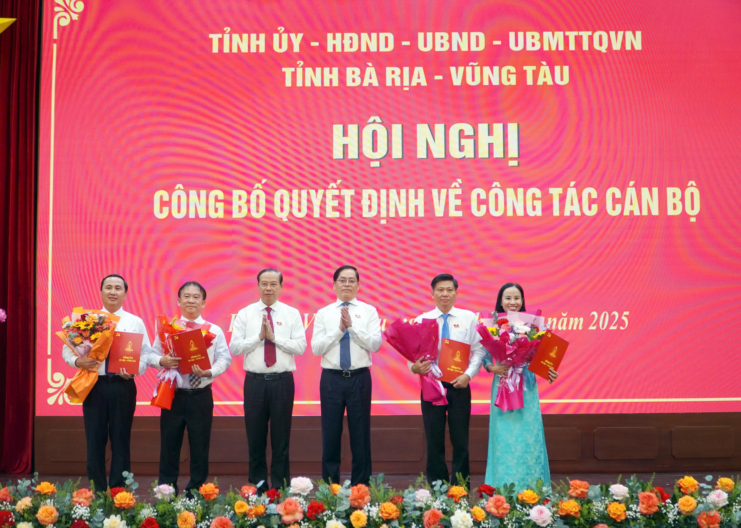 Ông Phạm Viết Thanh, Ủy viên Trung ương Đảng, Bí thư Tỉnh ủy, Chủ tịch HĐND tỉnh và ông Nguyễn Văn Thọ, Chủ tịch UBND tỉnh trao các quyết định của Ban Thường vụ Tỉnh ủy về công tác cán bộ. 