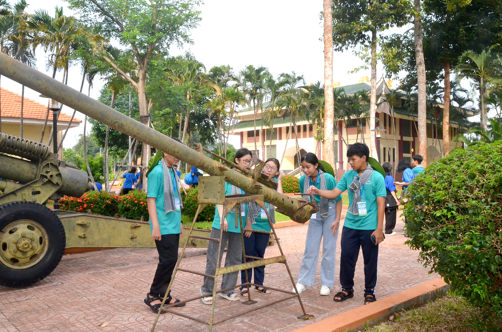Học sinh tìm hiểu các hiện vật trưng bày tại Đền thờ liệt sĩ xã Long Phước (TP.Bà Rịa).