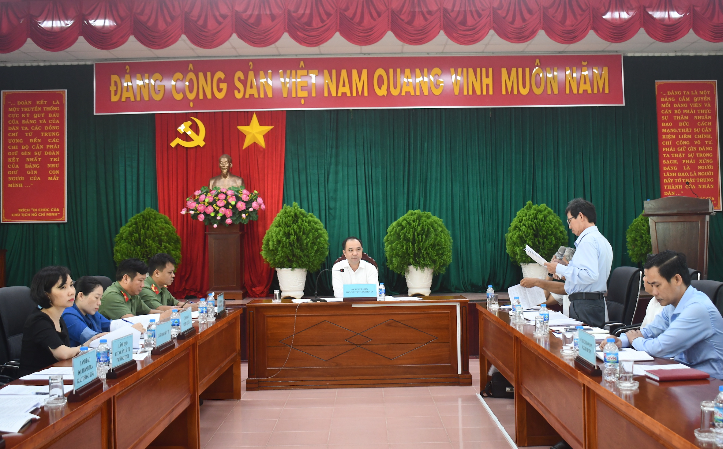 Ông Lê Hữu Hiền, Phó Chủ tịch UBND huyện Long Đất chủ trì cuộc họp.