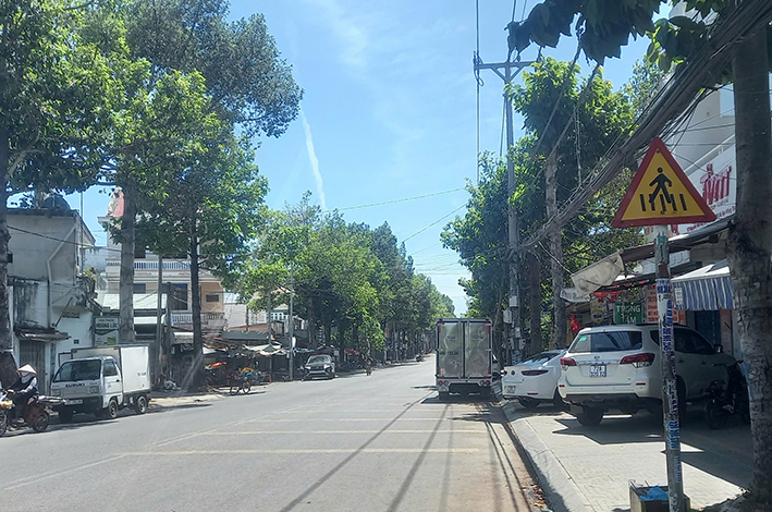 Vỉa hè biến thành bãi đỗ xe trái phép