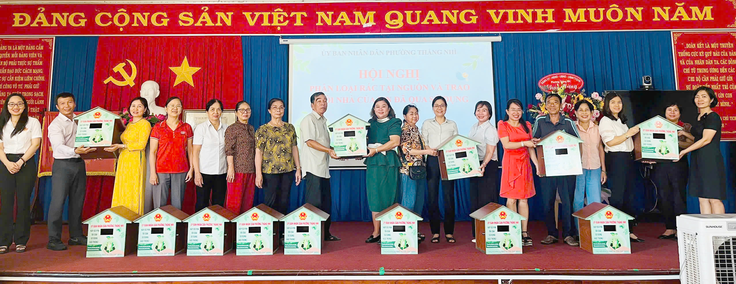 phường Thắng Nhì đã trao các thùng thu gom pin thải cho các tổ trưởng tổ dân phố, trường học và đại diện các tổ chức đoàn hội 