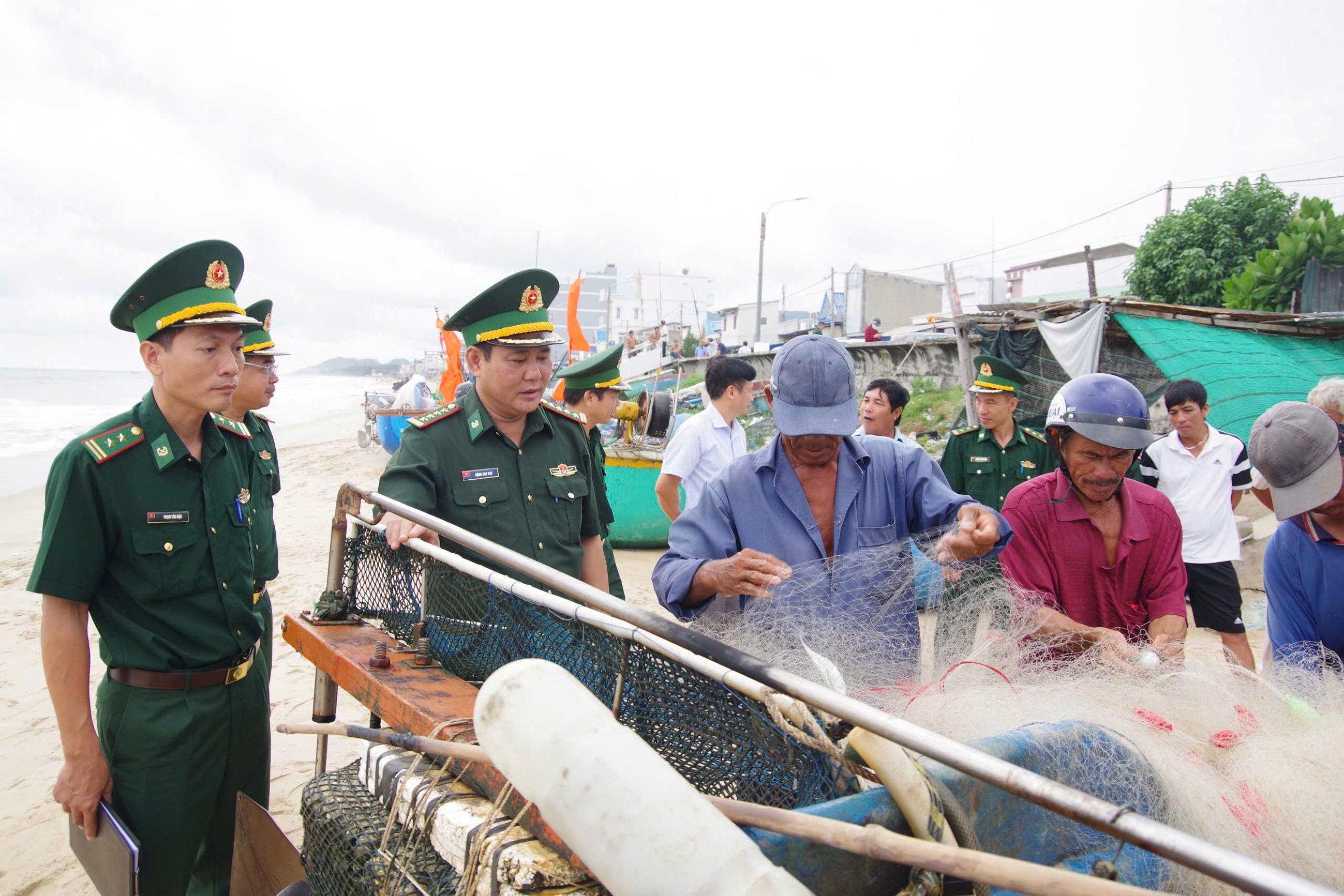 Đoàn công tác do Đại tá Đặng Cao Đạt, Chỉ huy trưởng Bộ đội Biên phòng tỉnh làm Trưởng đoàn kiểm tra, nắm tình hình đời sống bà con ngư dân tại TT.Phước Hải (huyện Long Đất).