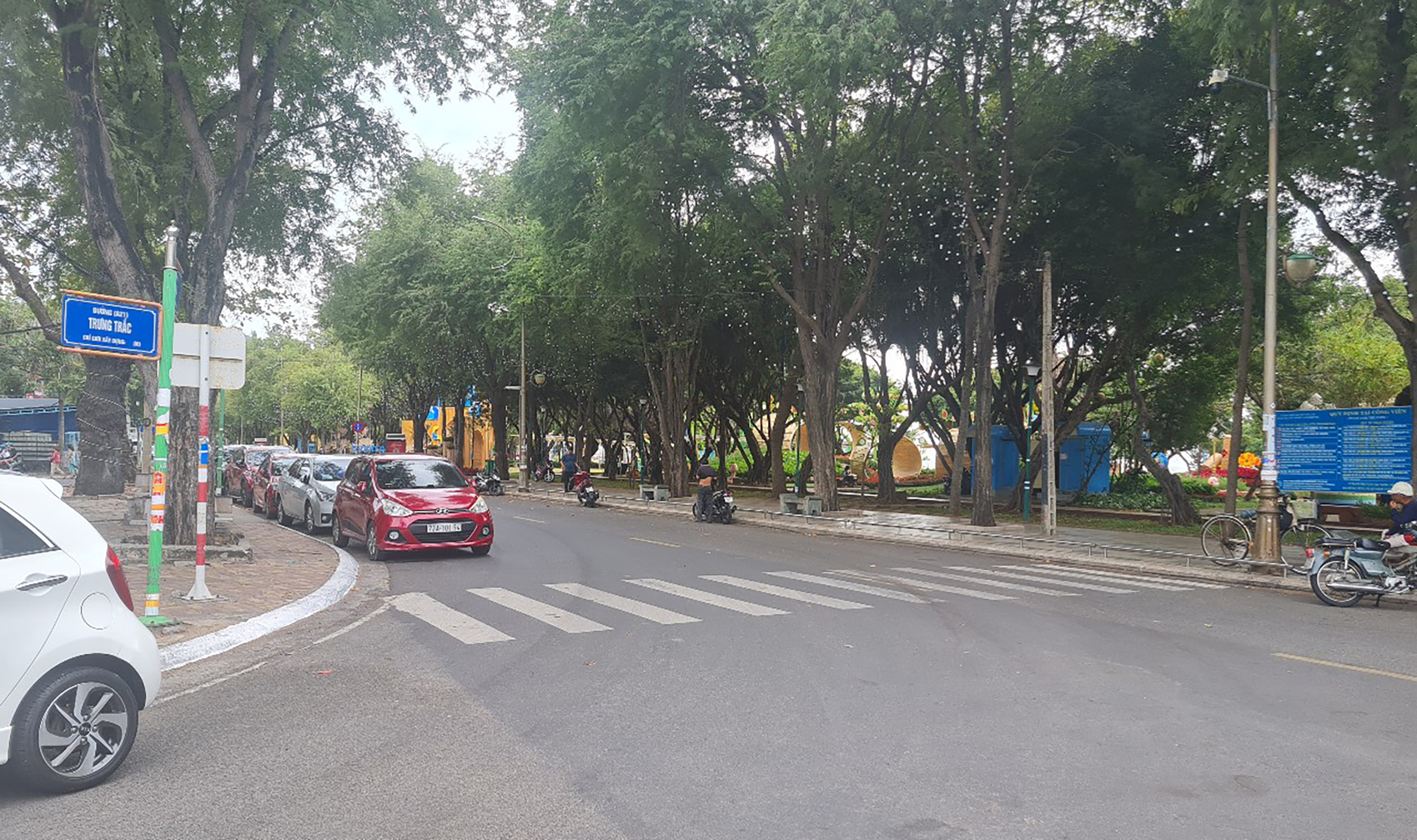 Đầu đường giao nhau giữa Lê Lợi - Trưng Nhị (TP.Vũng Tàu) có biển cấm đỗ ngày lẻ, tuy nhiên, đầu đường giao nhau giữa đường Lê Lợi - Trưng Trắc lại không có biển cấm đỗ ngày lẻ nên người dân gặp “lấn cấn” khi đỗ xe.