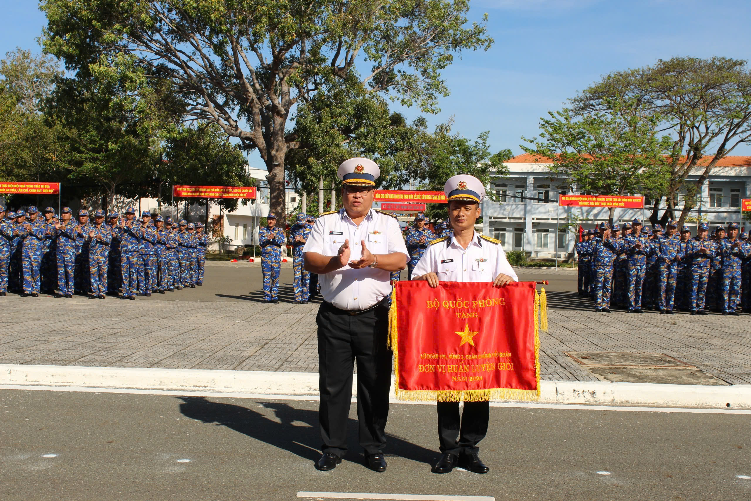 Thượng tá Triệu Thanh Tùng, Phó Tư lệnh Vùng 2 Hải quân trao Cờ Đơn vị huấn luyện giỏi cho Lữ đoàn 171.