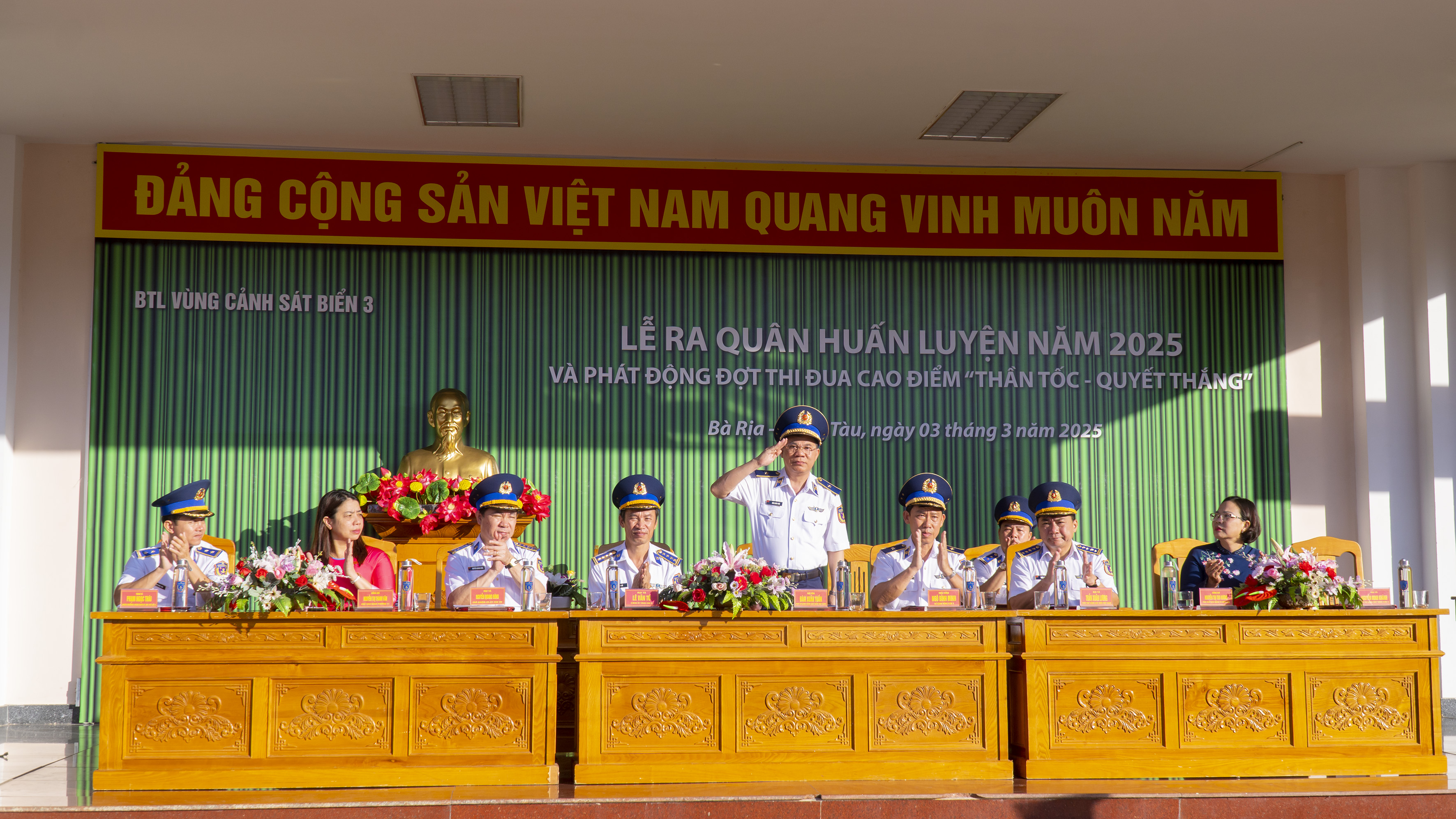 Thủ trưởng Bộ Tư lệnh Cảnh sát biển Việt Nam, Bộ Tư lệnh Vùng Cảnh sát biển 3 cùng các đại biểu tham dự buổi lễ.