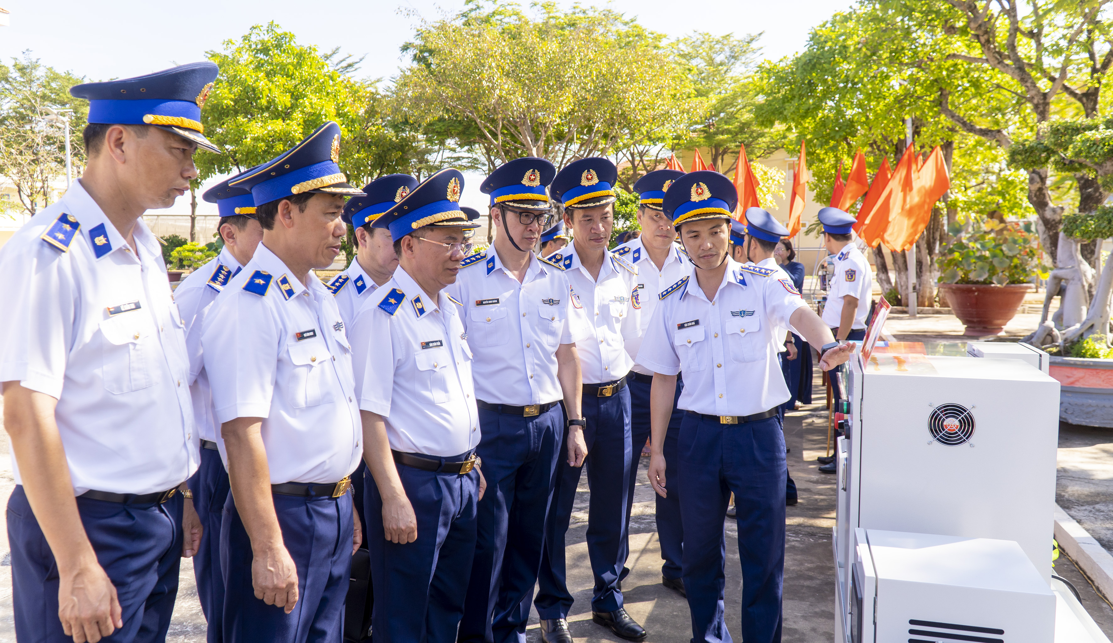 Các đại biểu tham quan các mô hình, học cụ.
