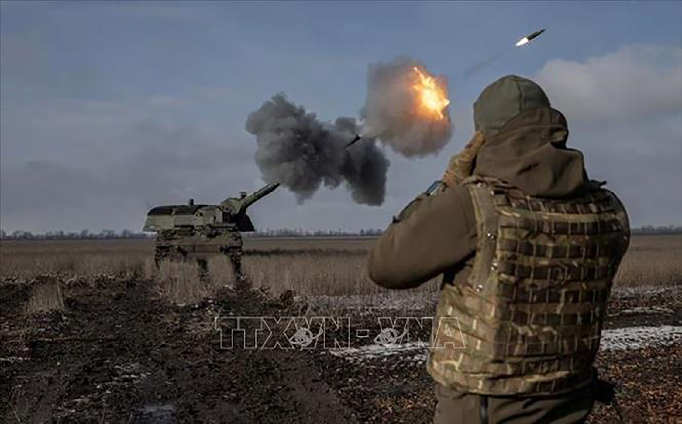 Binh sĩ Ukraine bắn lựu pháo bọc thép trong cuộc xung đột với Nga gần Bahmut, vùng Donetsk.