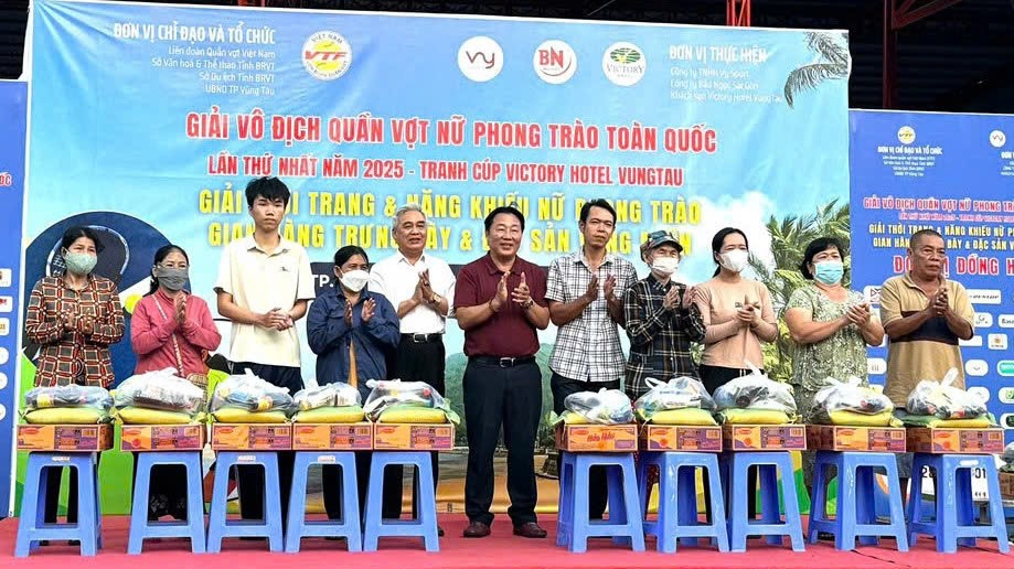 Dịp này, Ban tổ chức Giải quần vợt nữ phong trào toàn quốc lần thứ I năm 2025 đã trao 50 suất quà cho các gia đình khó khăn trên địa bàn phường 7 (TP.Vũng Tàu).