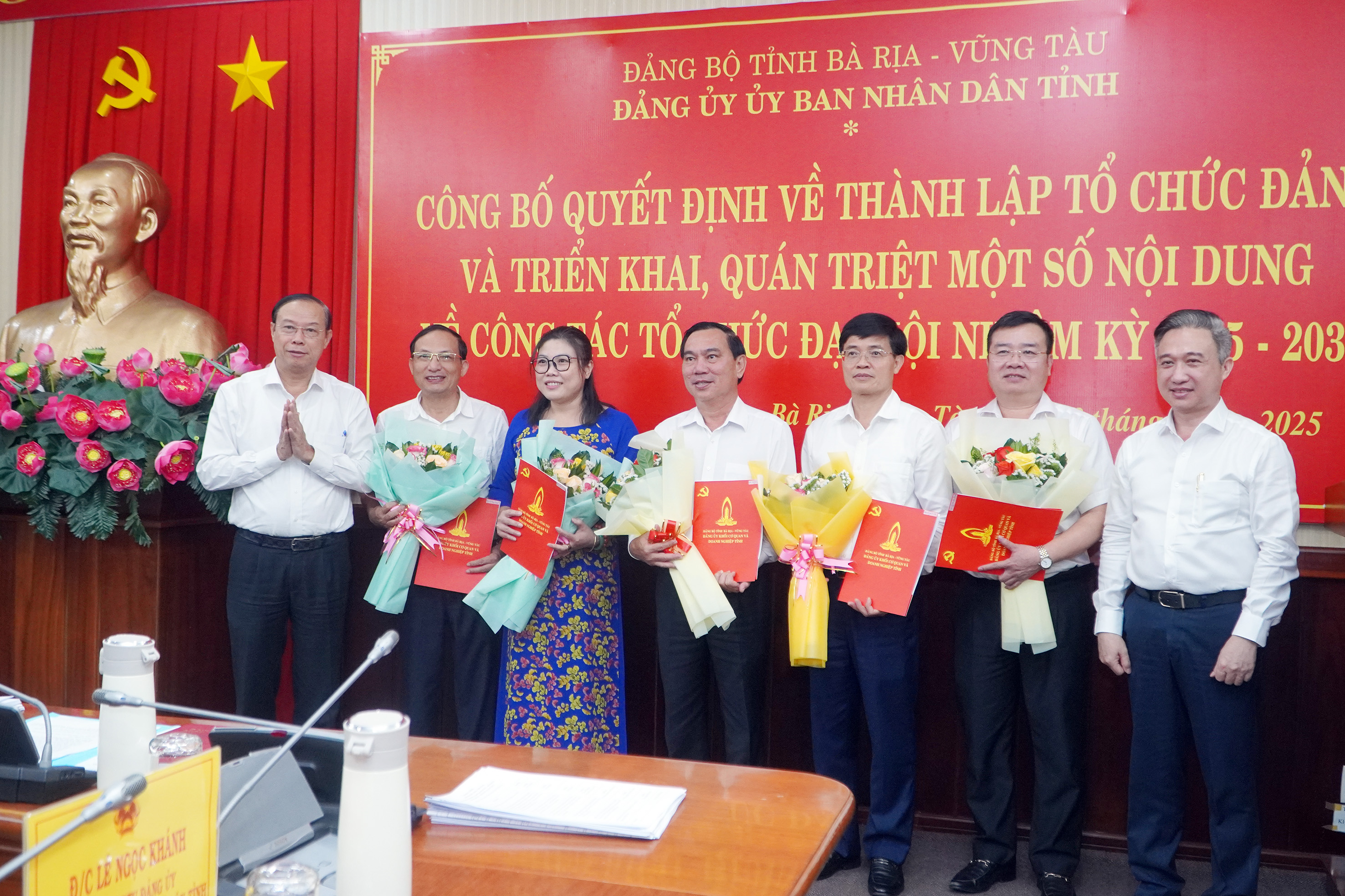 Ông Nguyễn Văn Thọ, Chủ tịch UBND tỉnh và ông Đặng Minh Thông, Phó Chủ tịch UBND tỉnh trao Quyết định cho đại diện cấp ủy các tổ chức Đảng được thành lập.