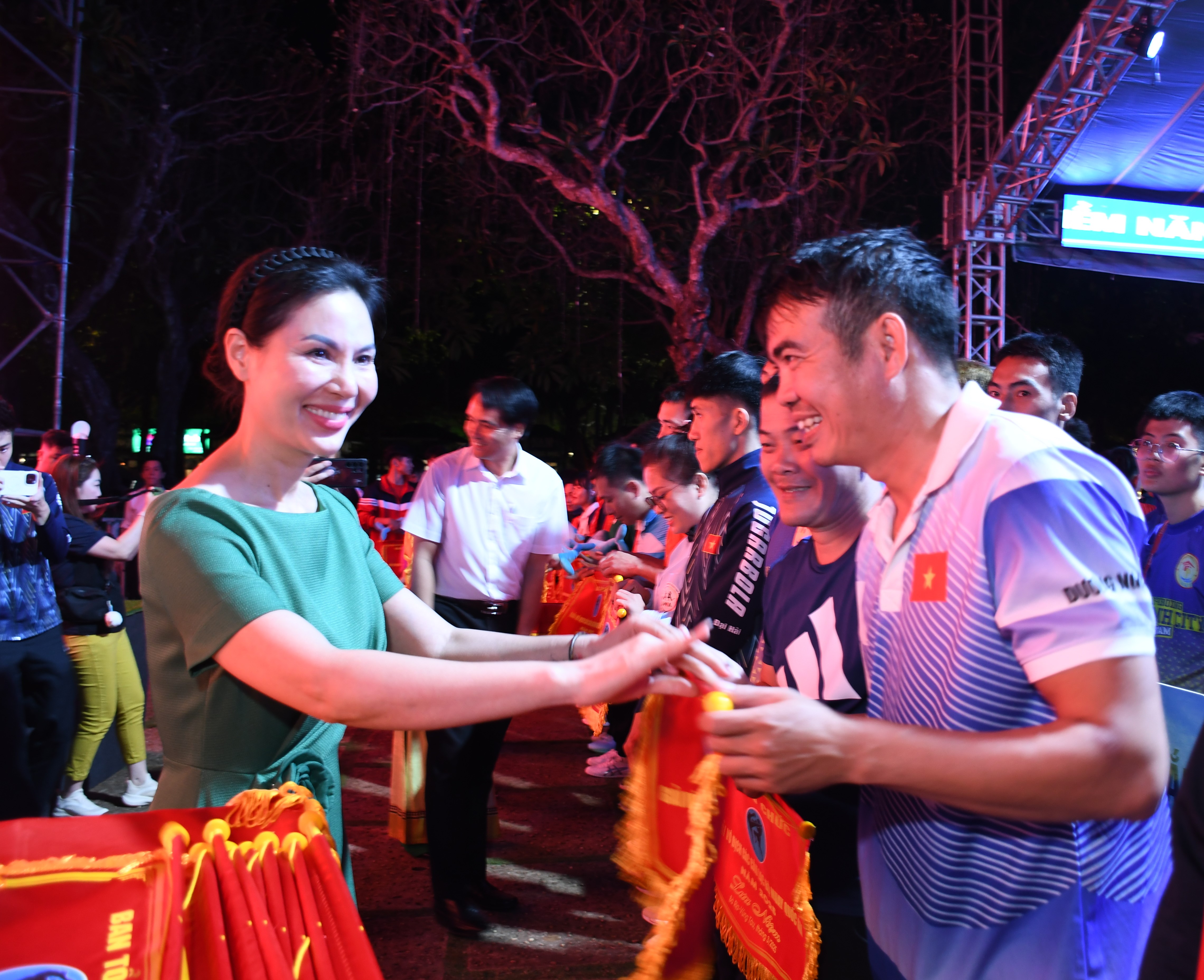 Ban tổ chức tặng cờ cho các đơn vị tham gia Giải vô địch các Câu lạc bộ Muay quốc gia năm 2025.