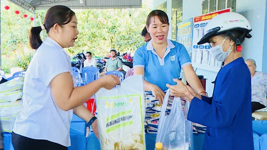 Hội LHPN xã Hòa Long (TP.Bà Rịa) tặng quà cho phụ nữ khó khăn.