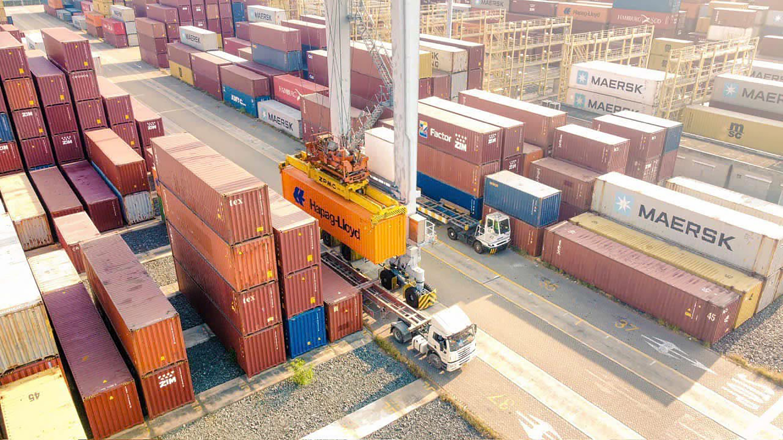 Để thu hút hàng trung chuyển từ Campuchia cần có cơ chế khuyến khích. Trong ảnh: Hàng ở bãi container cảng CMIT.