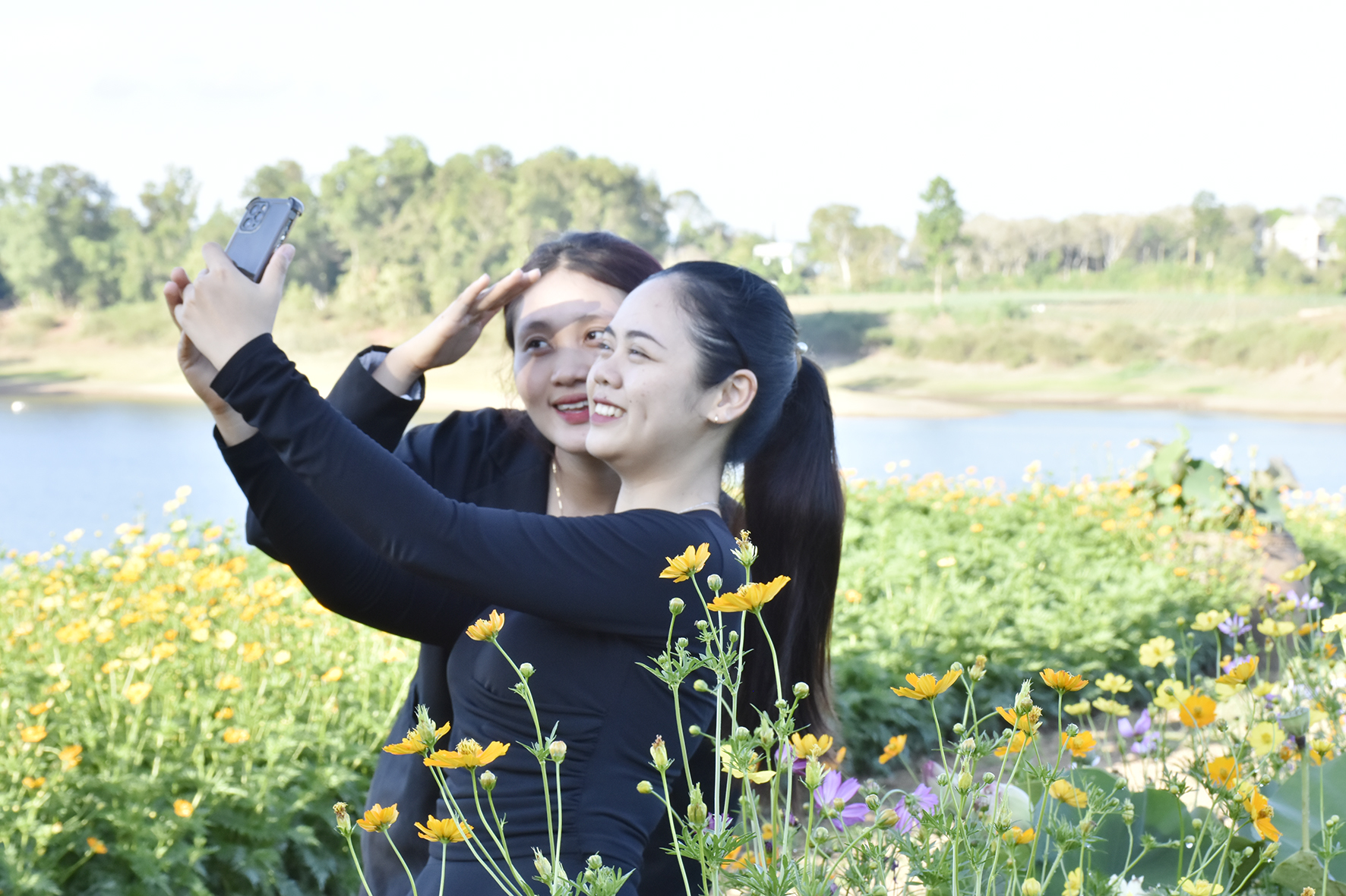 Du khách dạo chơi chụp ảnh bên khung cảnh hồ Suối Giàu.