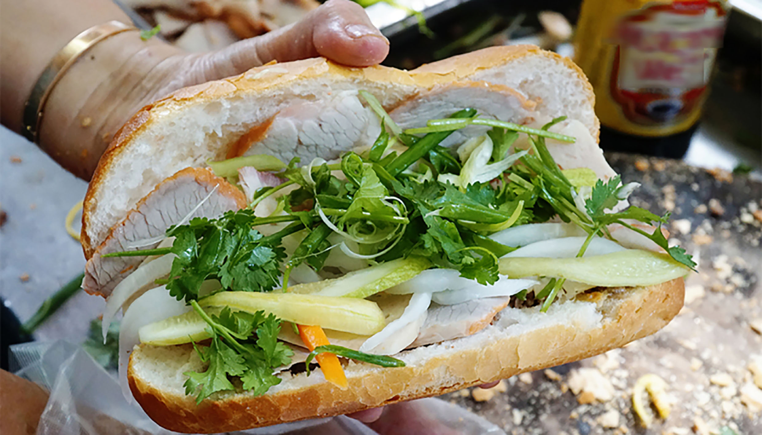 Bánh mì Việt Nam đứng đầu danh sách 16 món bánh kẹp và cuốn ngon nhất Đông Nam Á. 
