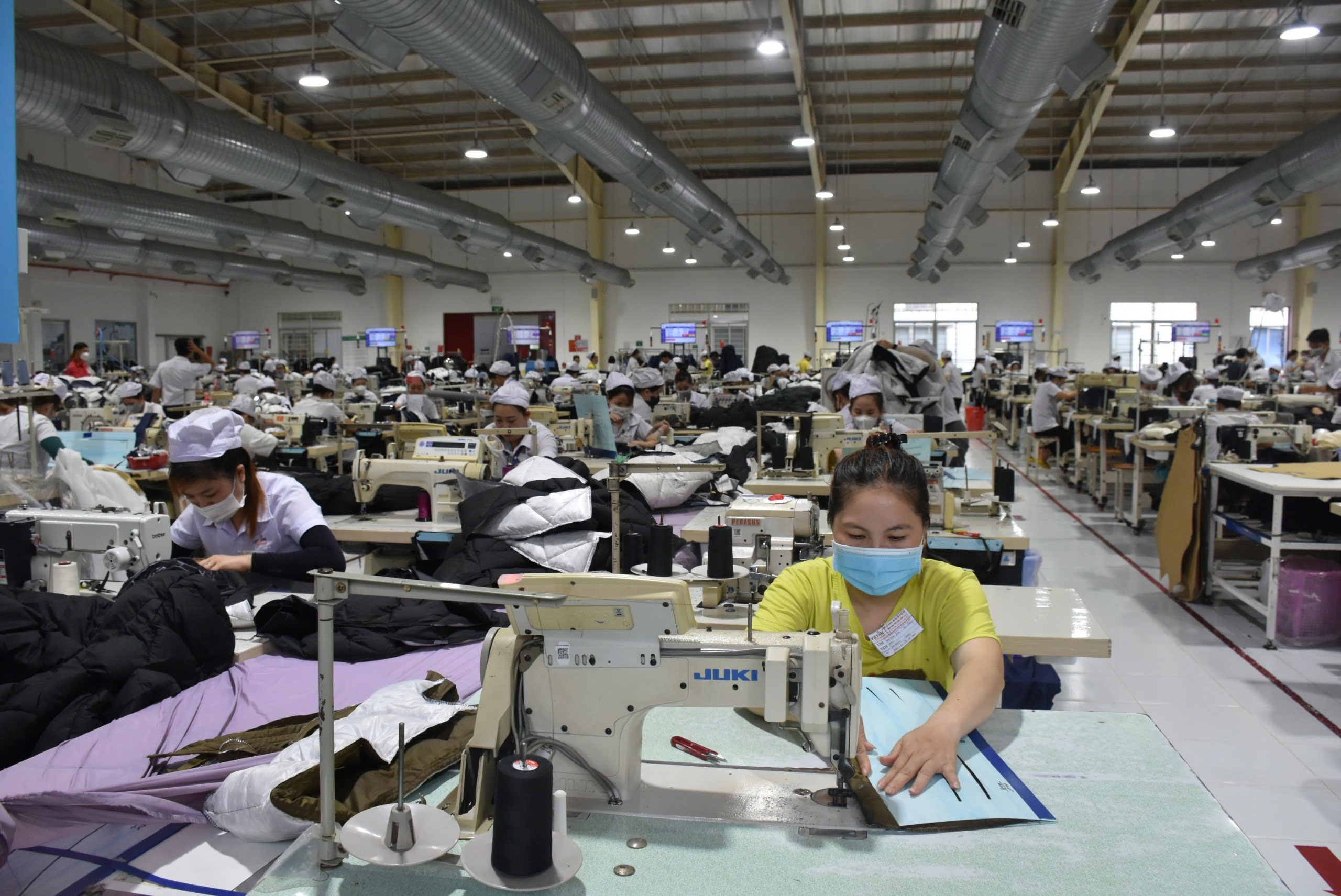 Công nhân sản xuất hàng may mặc tại Công ty TNHH Quốc tế Việt An (KCN Hắc Dịch, TP. Phú Mỹ).