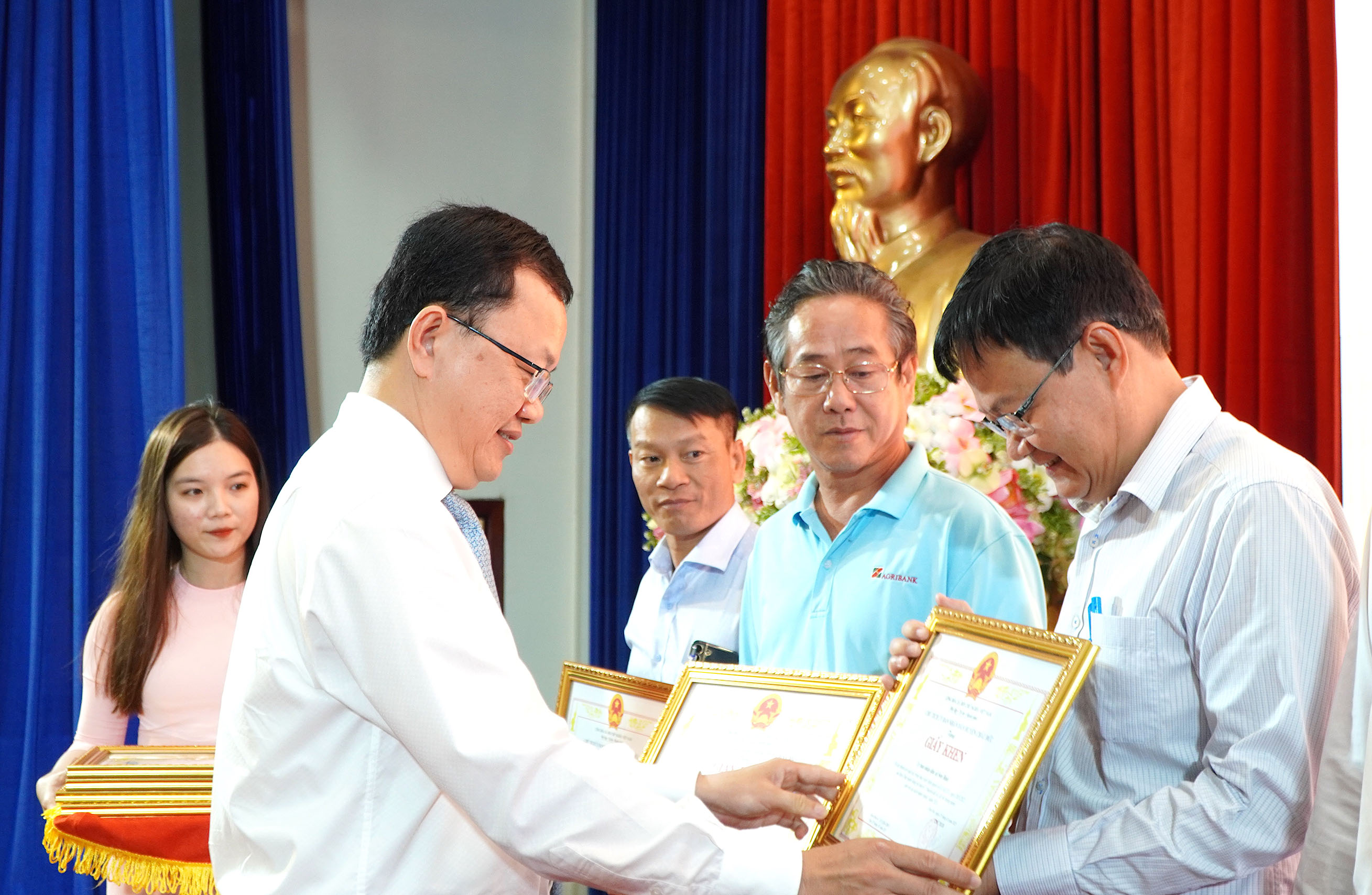 Ông Dương Ngọc Châu, Bí thư Huyện ủy Châu Đức khen thưởng cho các tập thể đạt thành tích xuất sắc trong thực hiện Nghị quyết 02-NQ/TU.