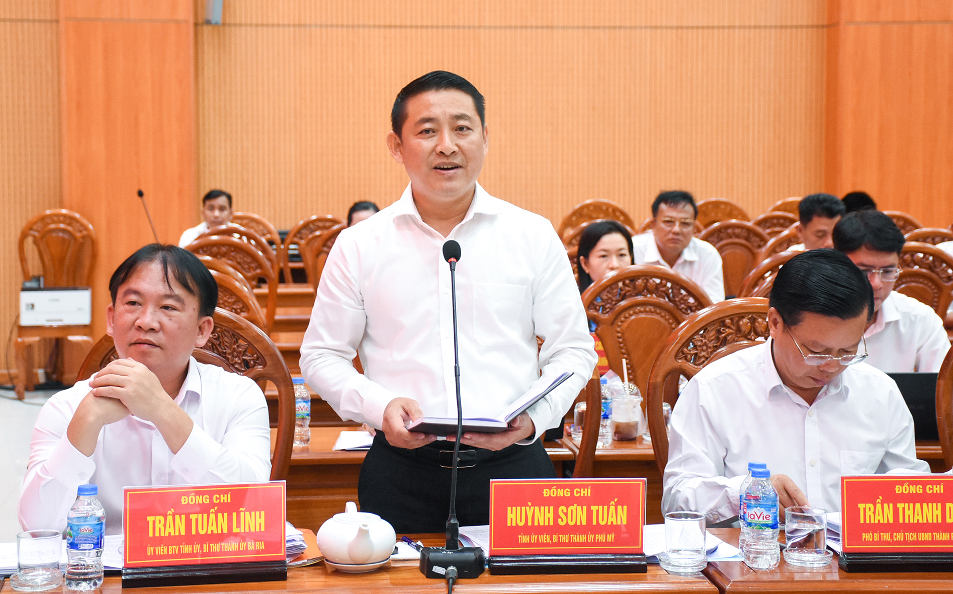 Bí thư Thành ủy Phú Mỹ Huỳnh Sơn Tuấn báo cáo tại buổi làm việc.