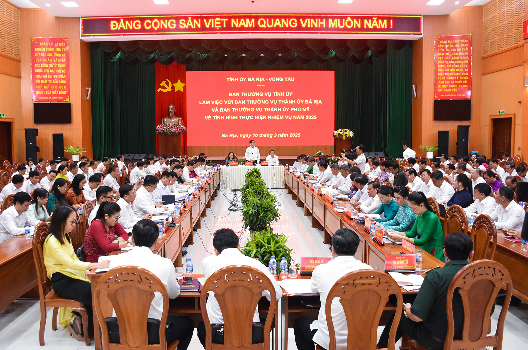 Toàn cảnh buổi làm việc.