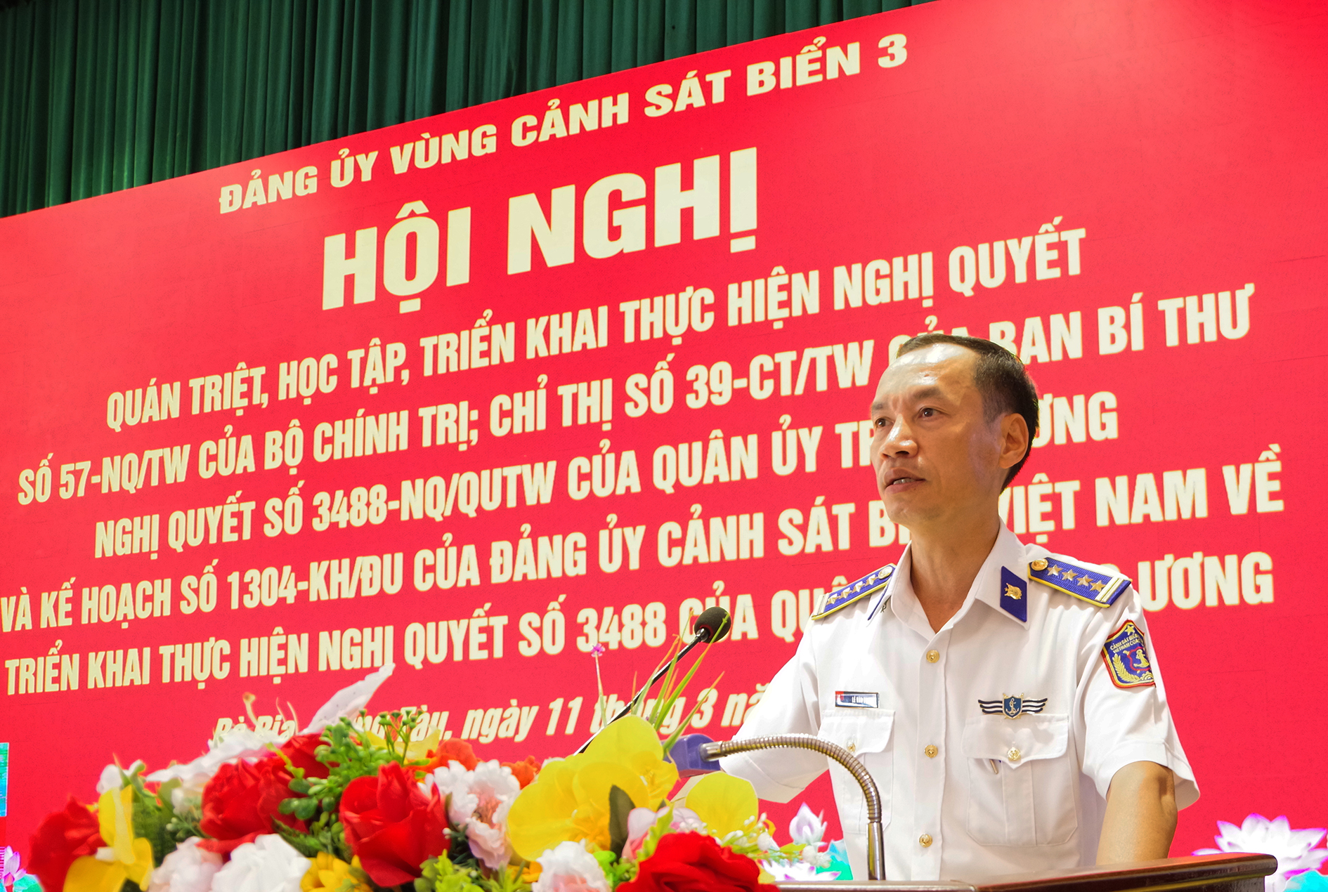 Đại tá Lê Văn Tú, Bí thư Đảng ủy, Chính ủy Bộ Tư lệnh Vùng Cảnh sát biển 3 phát biểu tại hội nghị