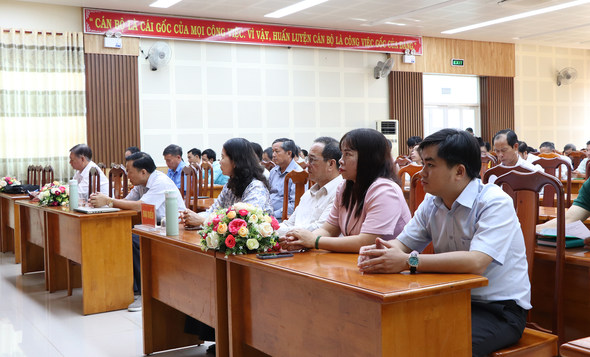 Các đại biểu và học viên dự khai giảng lớp bồi dưỡng nghiệp vụ cán bộ hội nông dân cơ sở năm 2025.