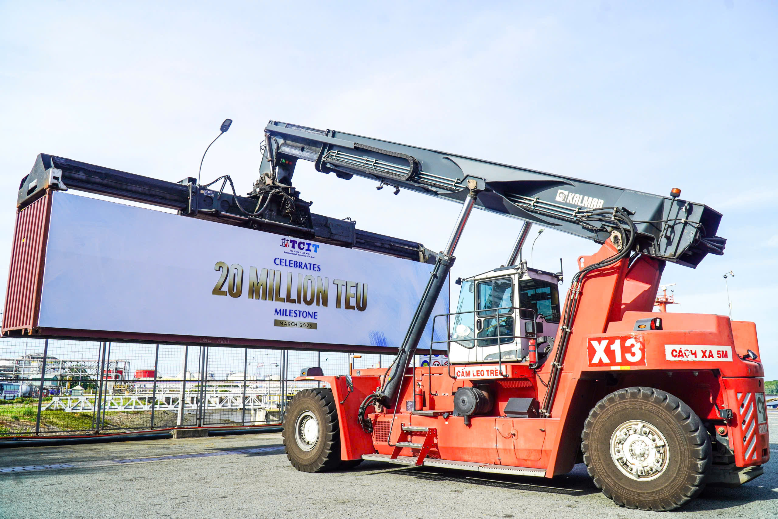 Container thứ 20 triệu chuẩn bị được xếp lên tàu, đánh dấu thành quả từ chiến lược kinh doanh hiệu quả và nỗ lực không ngừng của Cảng TCIT.