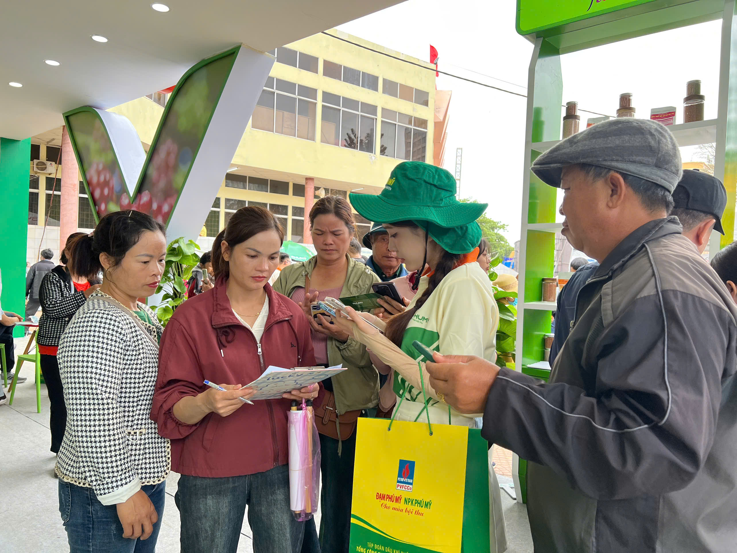 Gian hàng của Phú Mỹ thu hút đông đảo người dân đến tham quan