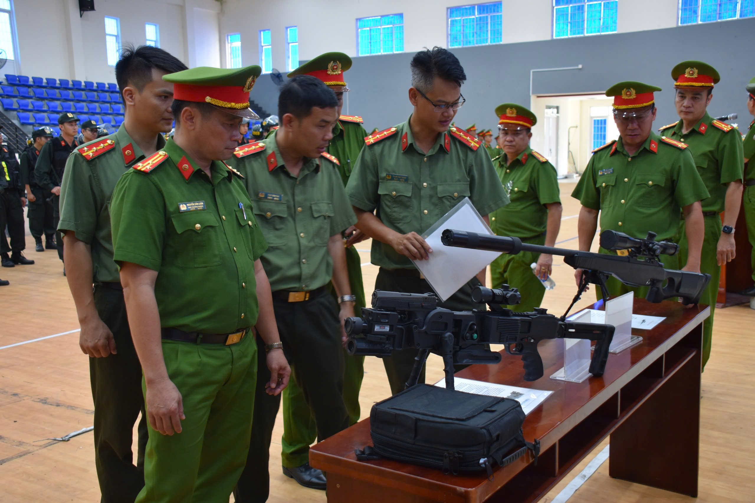 Lãnh đạo các phòng chức năng Công an tỉnh kiểm tra vũ khí huấn luyện. 