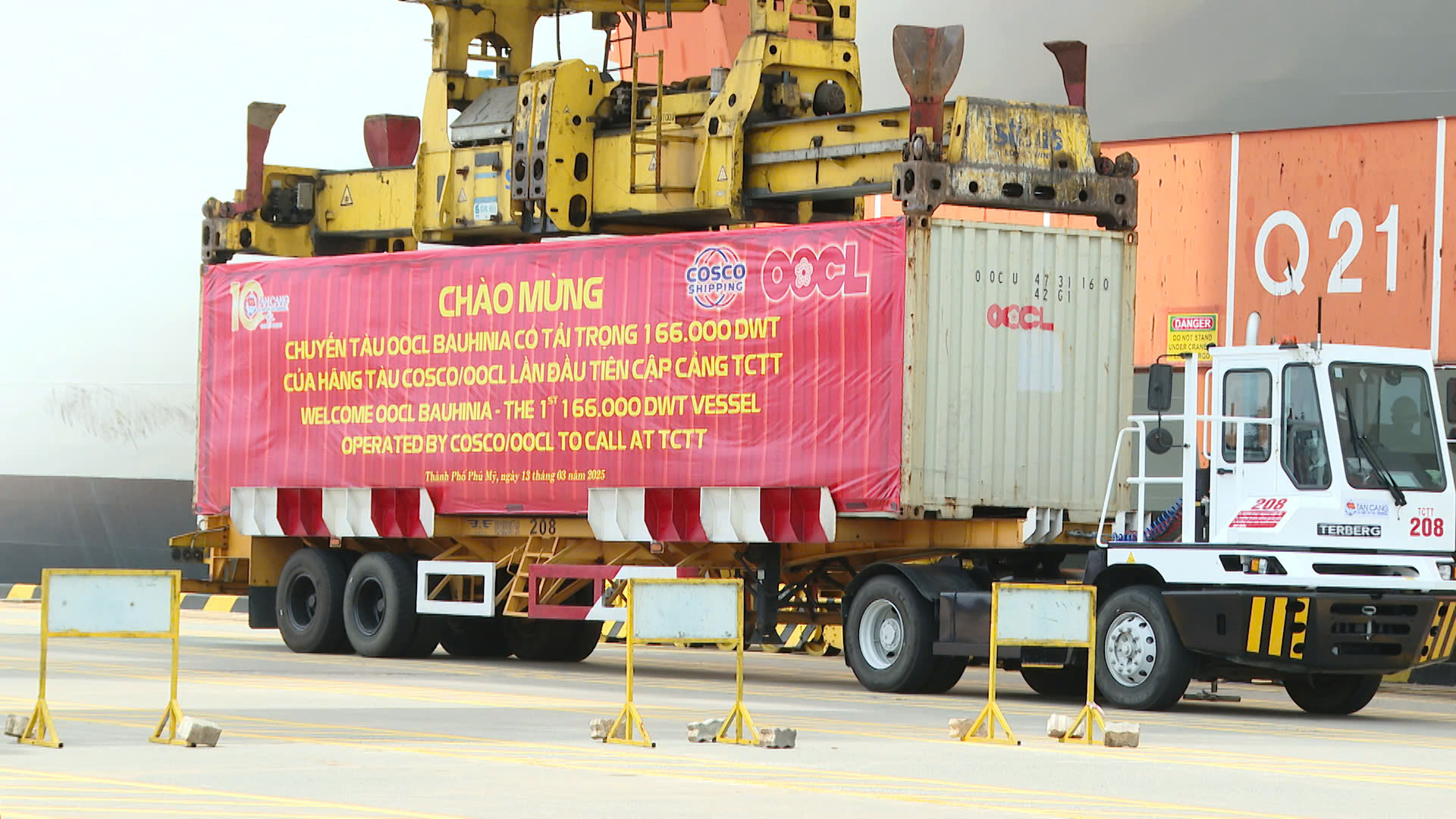 Xếp dỡ container đầu tiên từ tàu OOCL Bauhinia.