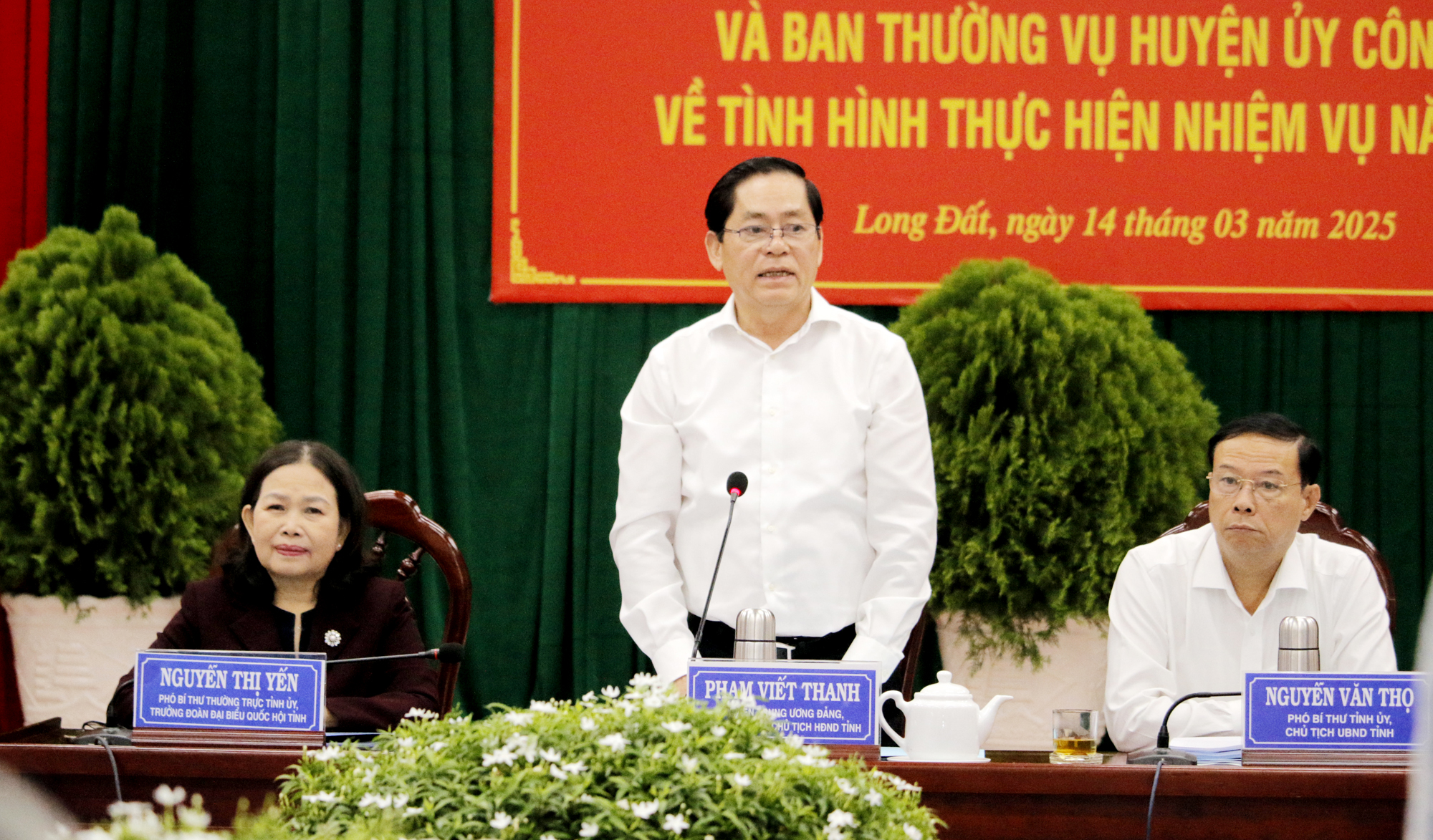 Bí thư Tỉnh ủy Phạm Viết Thanh; Phó Bí thư Thường trực Tỉnh ủy, Trưởng Đoàn ĐBQH tỉnh Nguyễn Thị Yến và Chủ tịch UBND tỉnh Nguyễn Văn Thọ chủ trì buổi làm việc.