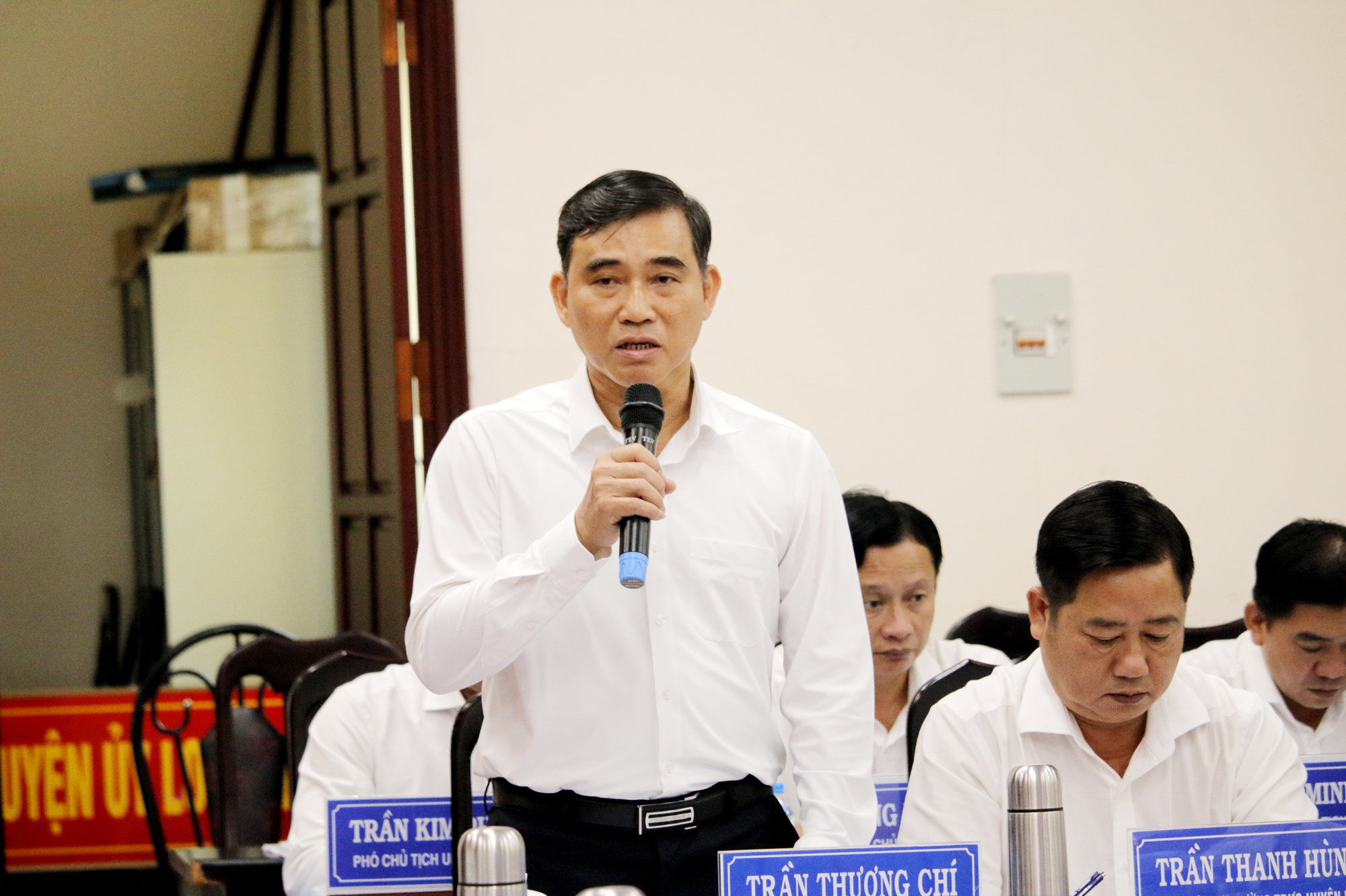 Ông Trần Thượng Chí, Bí thư Huyện ủy Long Đất báo cáo tại buổi làm việc.