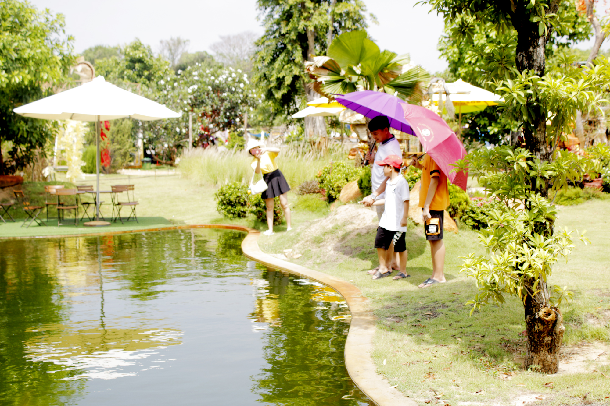 Du khách tham quan tại GoZoo Farm.