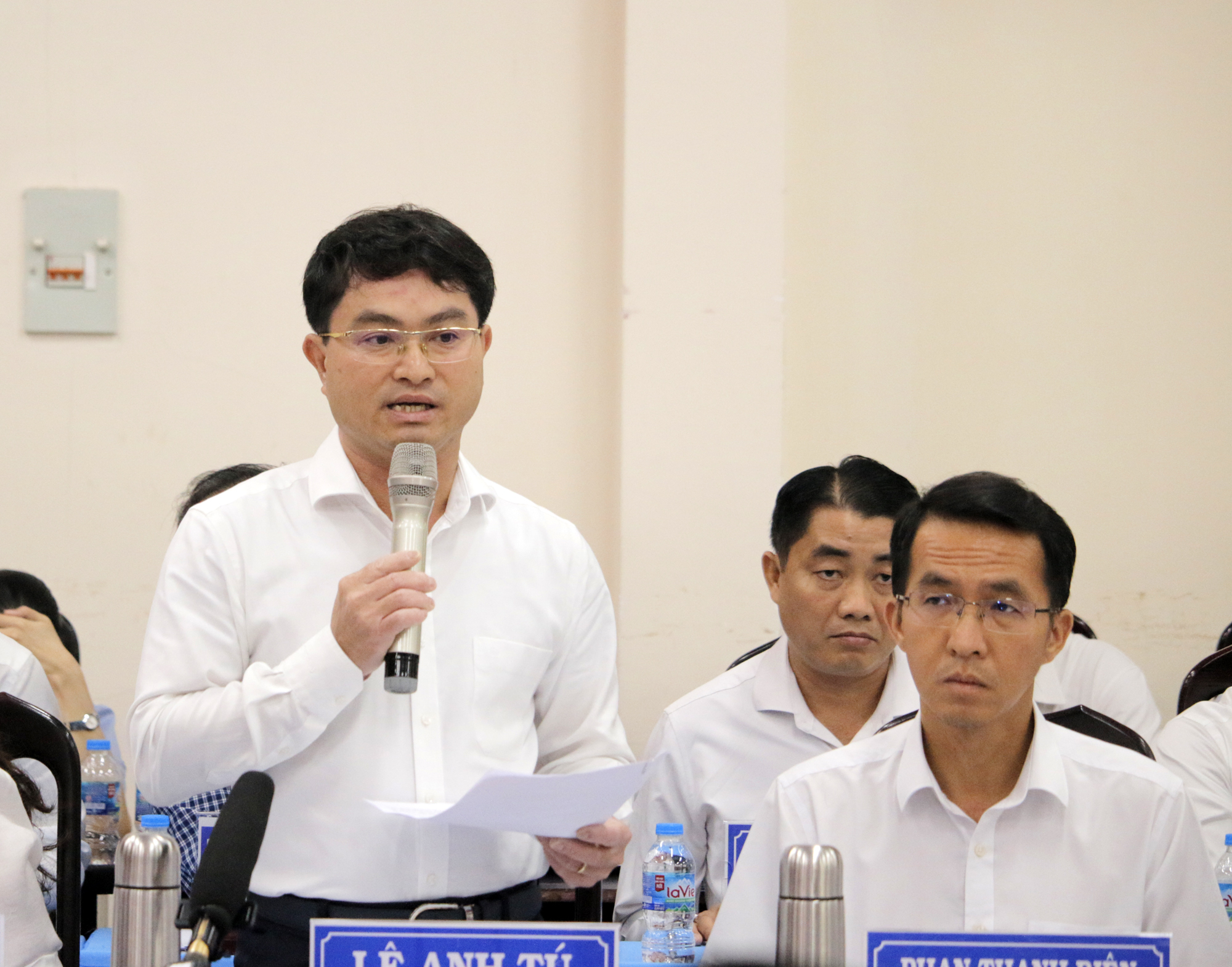 Ông Lê Anh Tú, Bí thư Huyện ủy Côn Đảo báo cáo tại buổi làm việc.