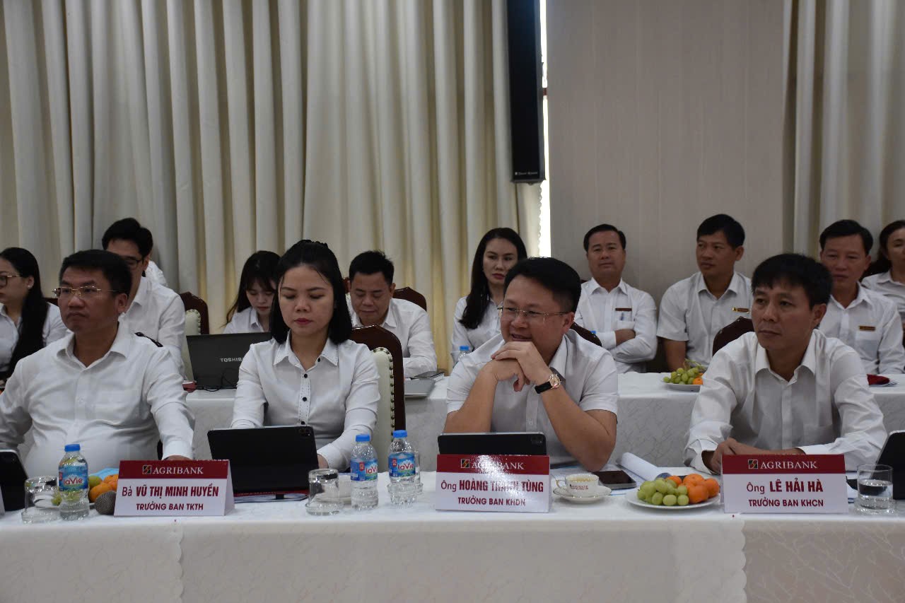Ban Lãnh đạo Agribank tham dự  tại buổi làm việc