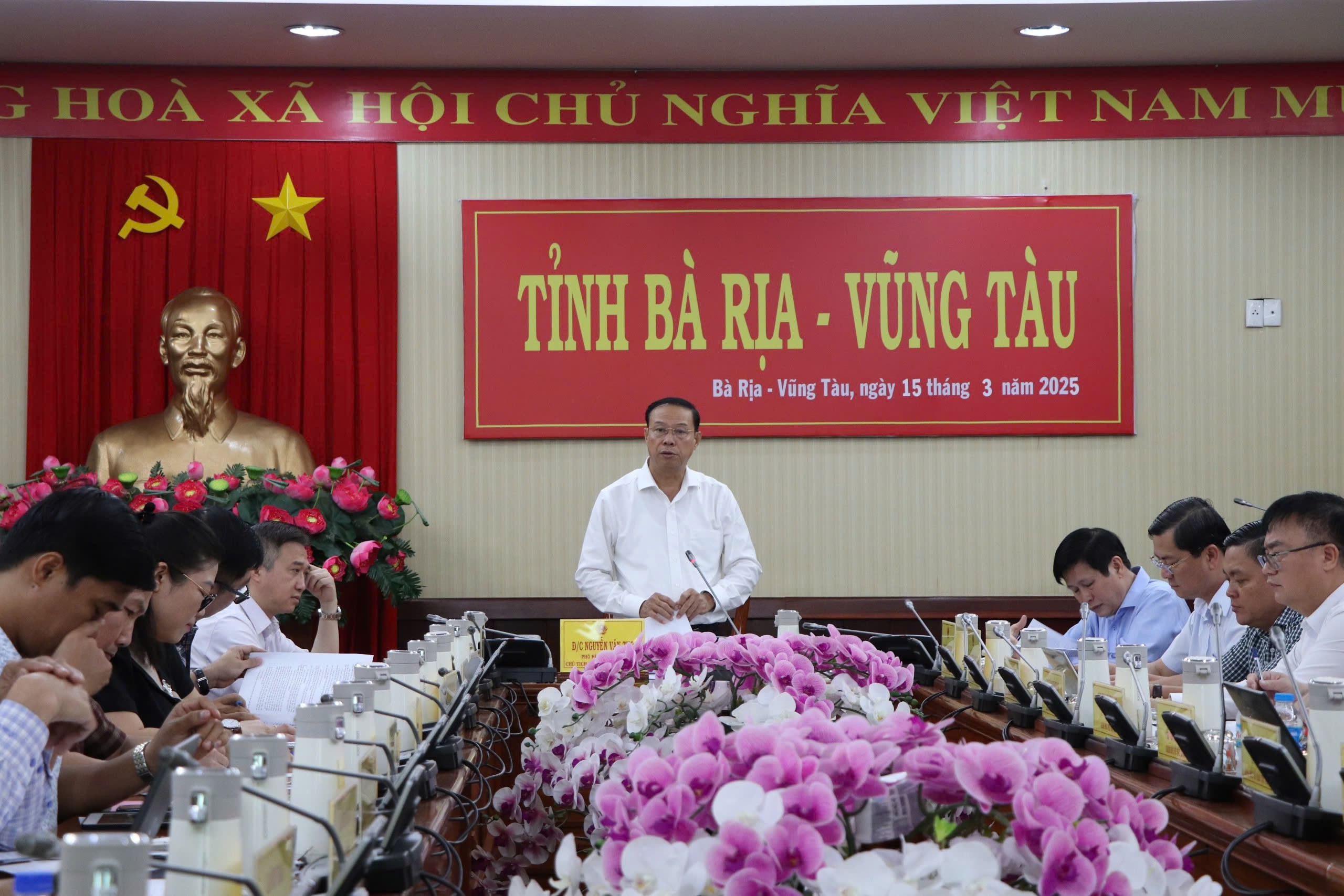 Chủ tịch UBND tỉnh Nguyễn Văn Thọ phát biểu chỉ đạo tại cuộc họp.