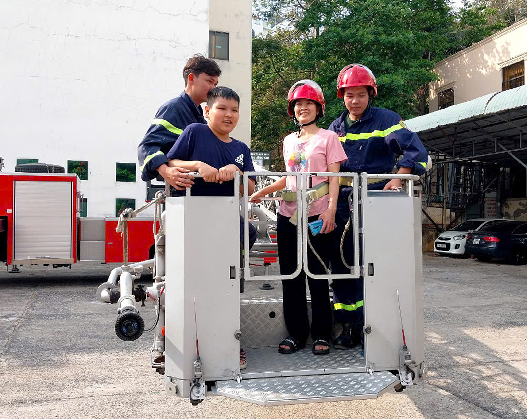 Người dân trải nghiệm xe thang chữa cháy và cứu hộ trên cao.