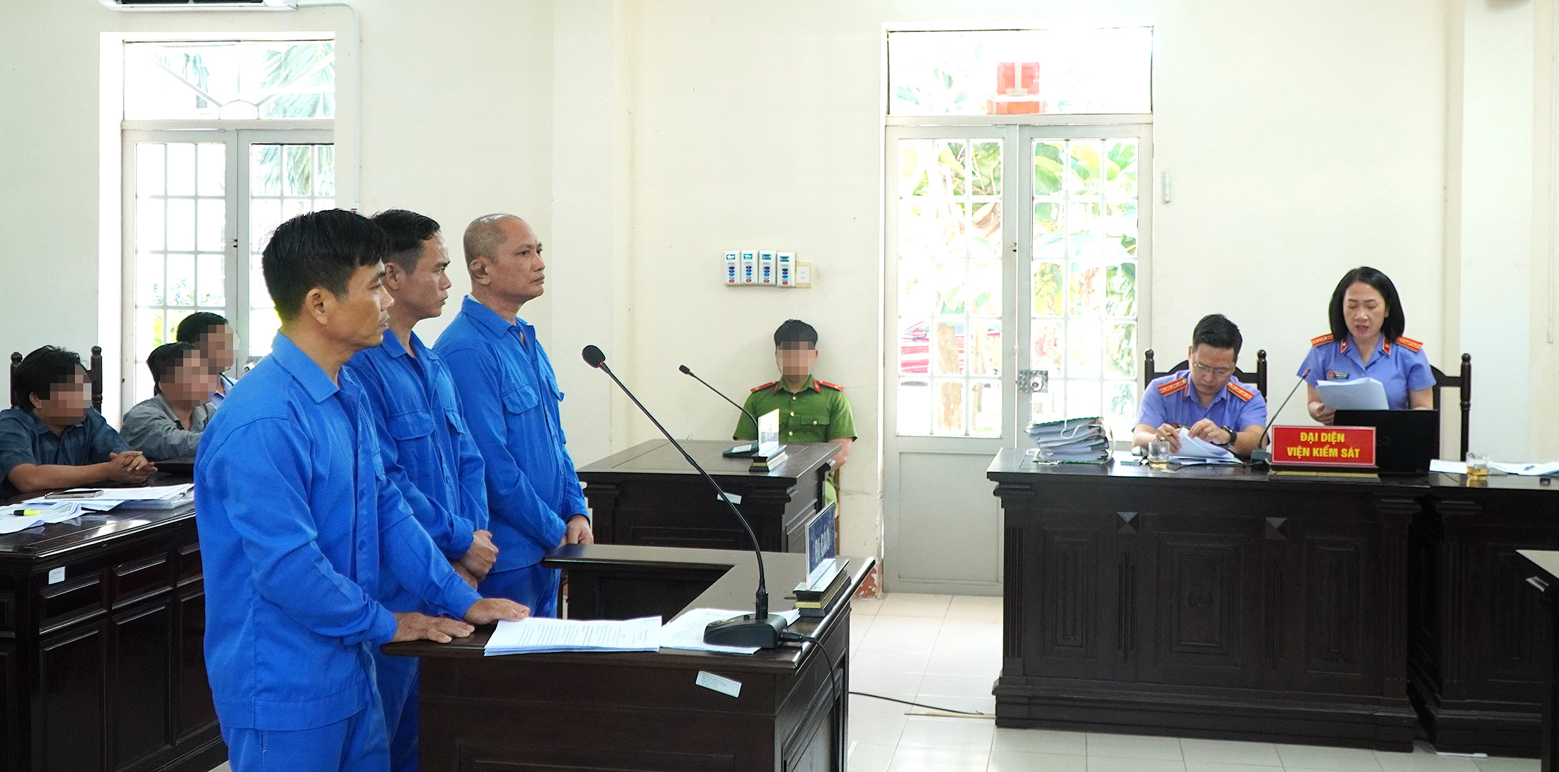 3 bị cáo sản xuất xăng giả tại phiên tòa.