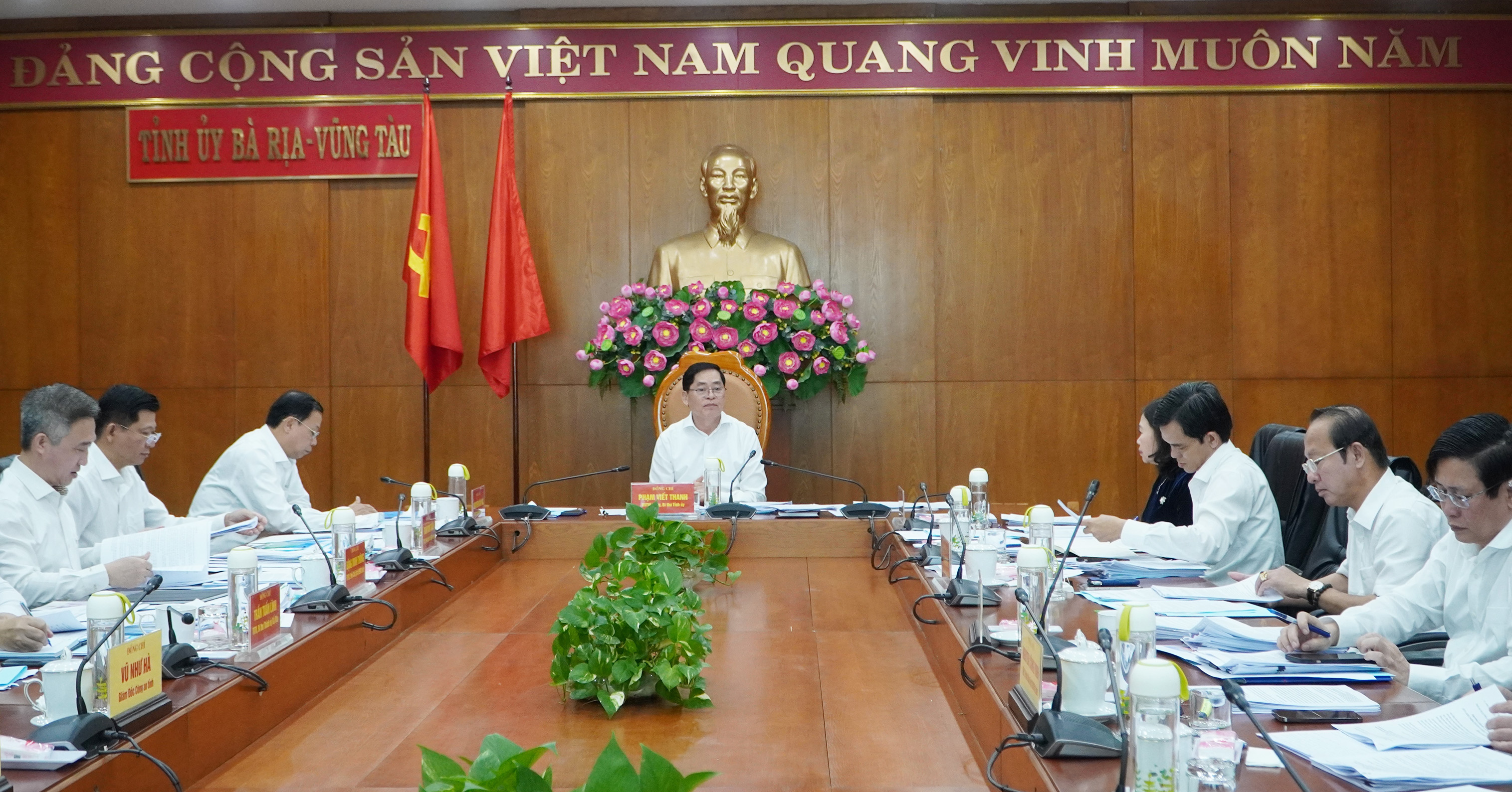 Ông Phạm Viết Thanh, Ủy viên Trung ương Đảng, Bí thư Tỉnh ủy, Chủ tịch HĐND tỉnh chủ trì cuộc họp.